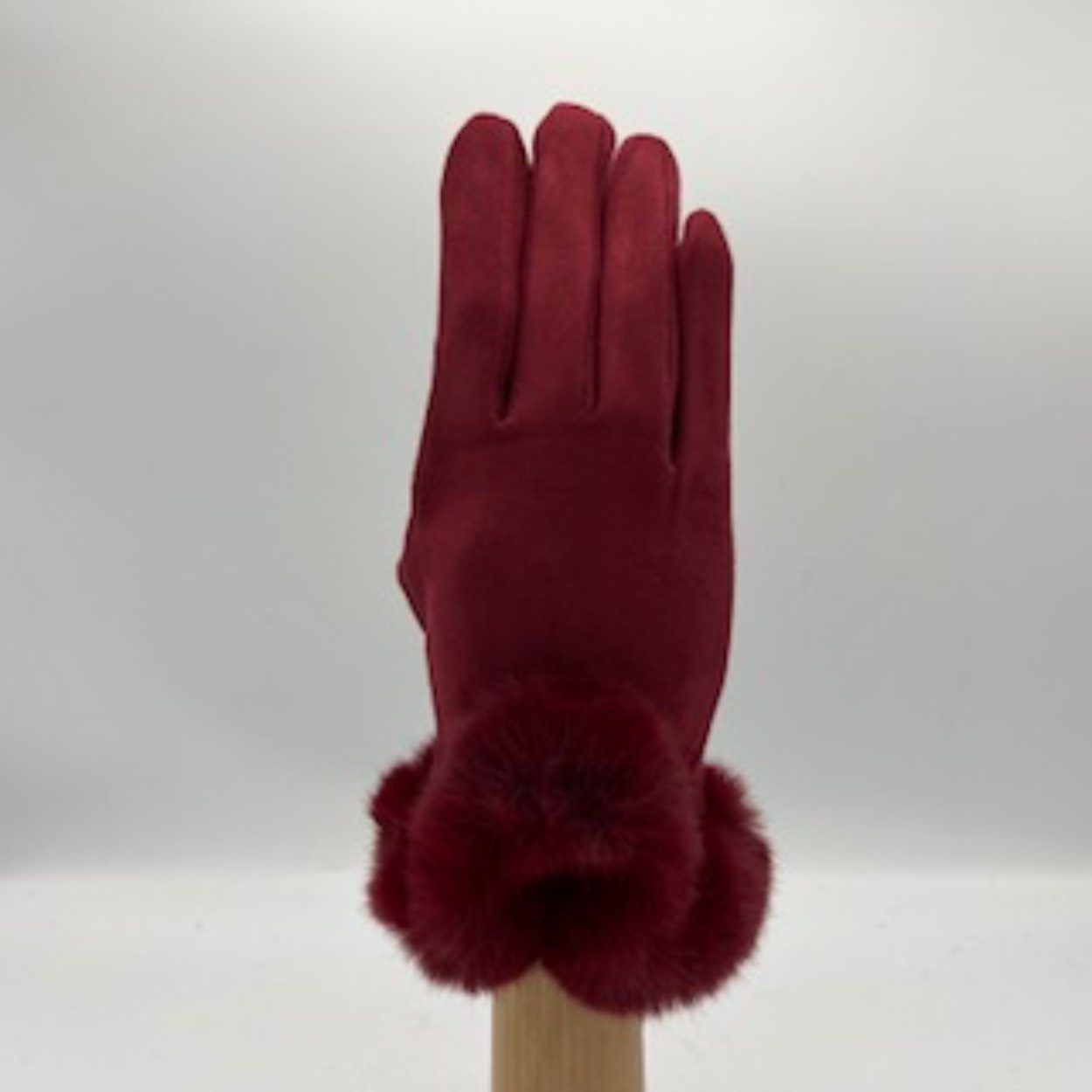 Modische handschoen ontwikkeld in Italië. Heerlijk zacht en natuurlijk warm.