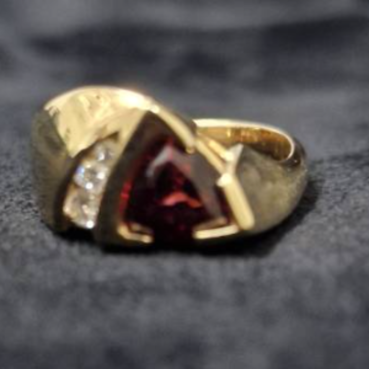 14k geelgouden ring met diamant en trillion geslepen Rhodoliet