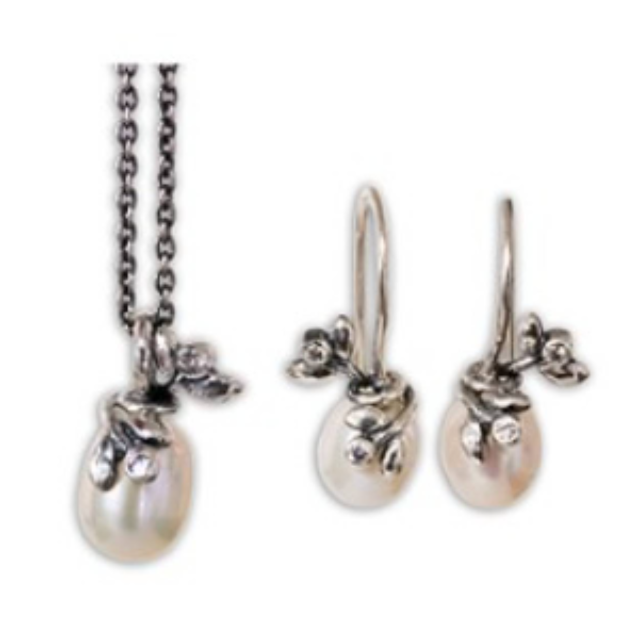 For someone special! Een sterling zilveren ketting (45cm) en oorhangers met witte parel en zilveren bloemetjes met zirkonia’s.
 Let op: Deze zuivere, natuurlijke materialen zijn volstrekt uniek. Ze verschillen in kleur en hebben unieke insluitsels en kenmerken waaraan hun ouderdom en natuurlijke schoonheid te zien zijn.