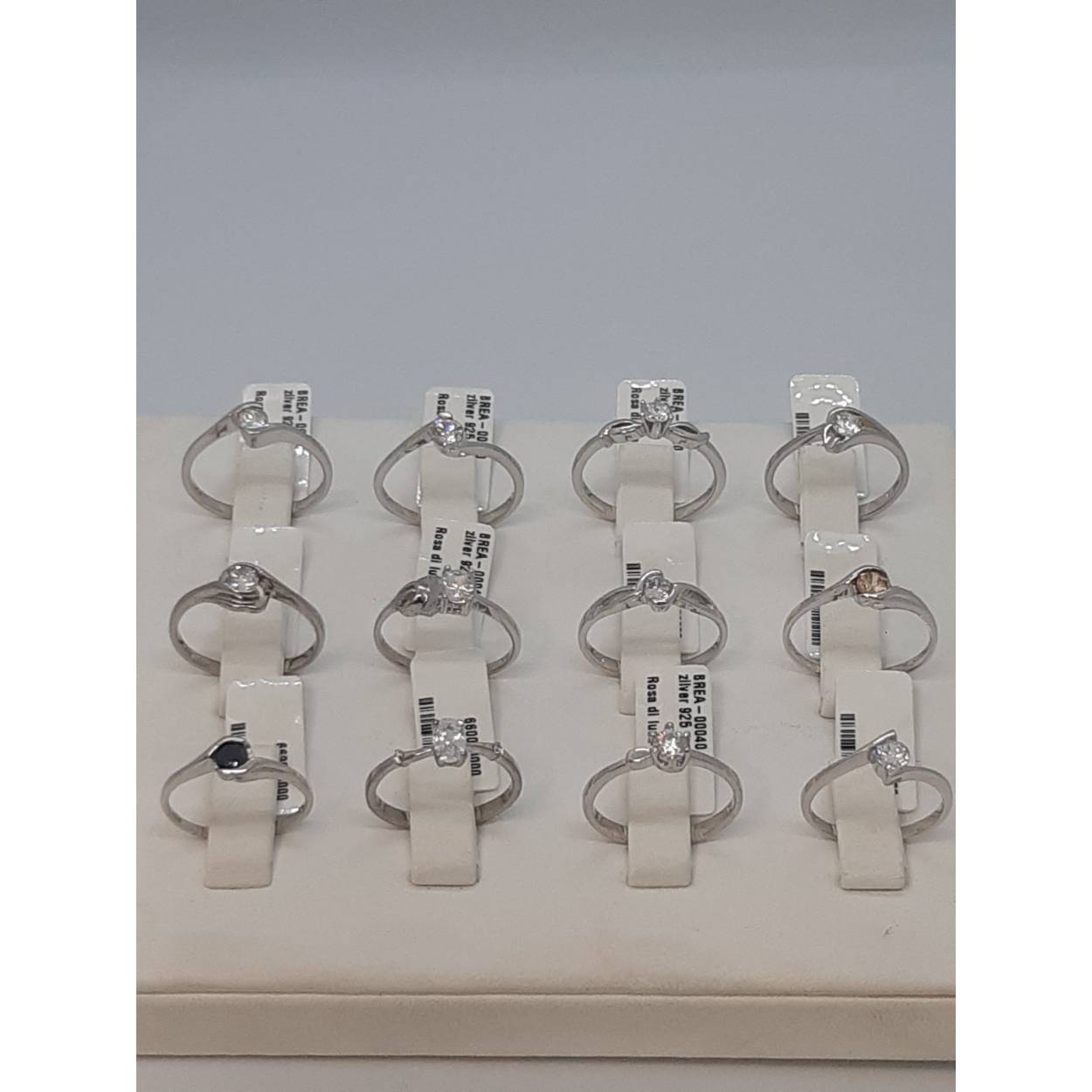 De zilveren damesring 925, modelnummer 000000099, is een stijlvolle toevoeging aan elke sieradencollectie. Gemaakt van 14 karaat zilver met een glanzende afwerking, in maat 54 en een elegante witte kleur, past deze ring perfect bij zowel casual als formele outfits. Draag het solo voor een subtiele look of combineer met andere sieraden voor extra flair.