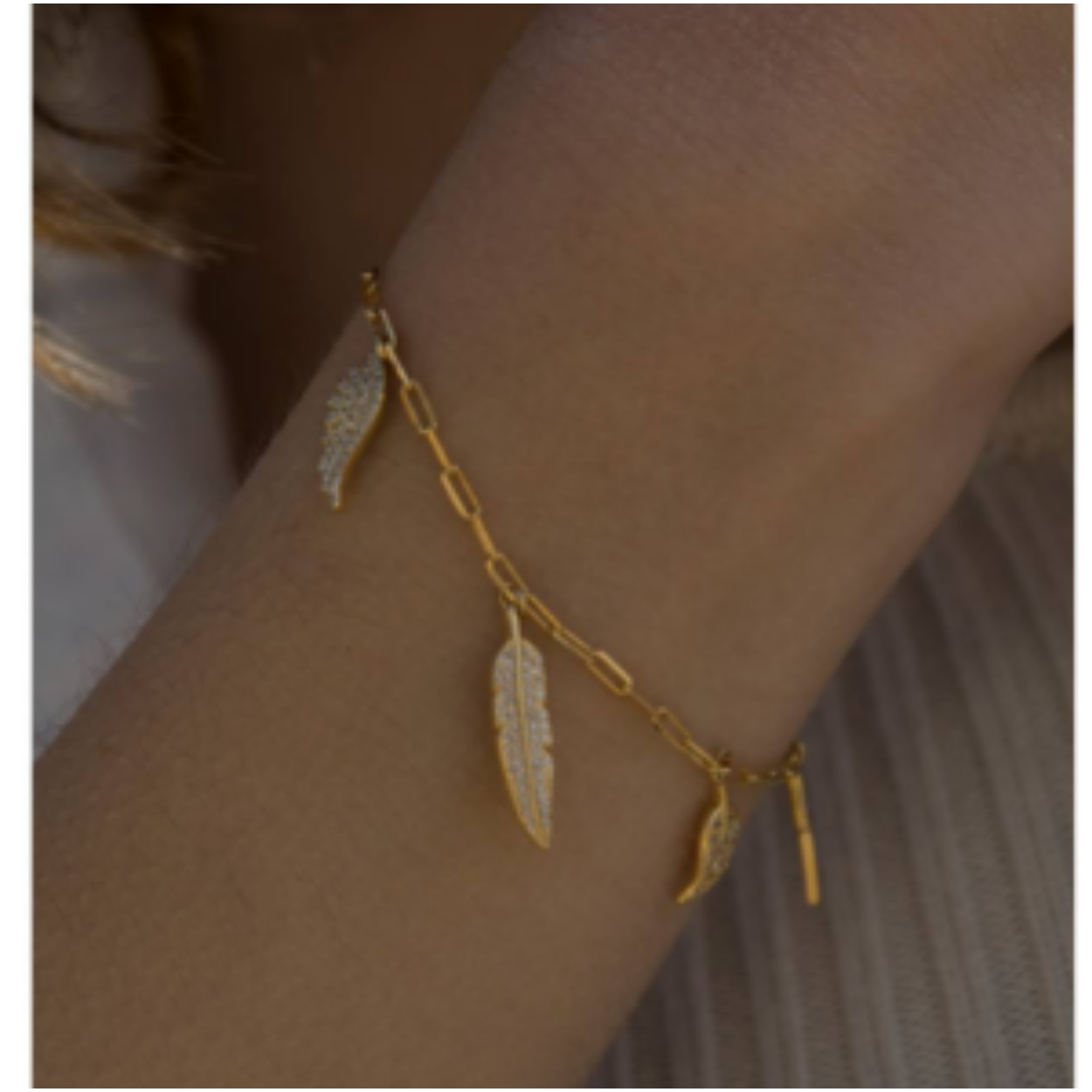  Ideal bracelet to complement your most colourful looks. Silver bracelet made up of multiple hanging charms in the shape of lightning, leaf, feather, wing and sparkle with zircon detail. Perfect bracelets to give a fun and youthful touch to your looks.