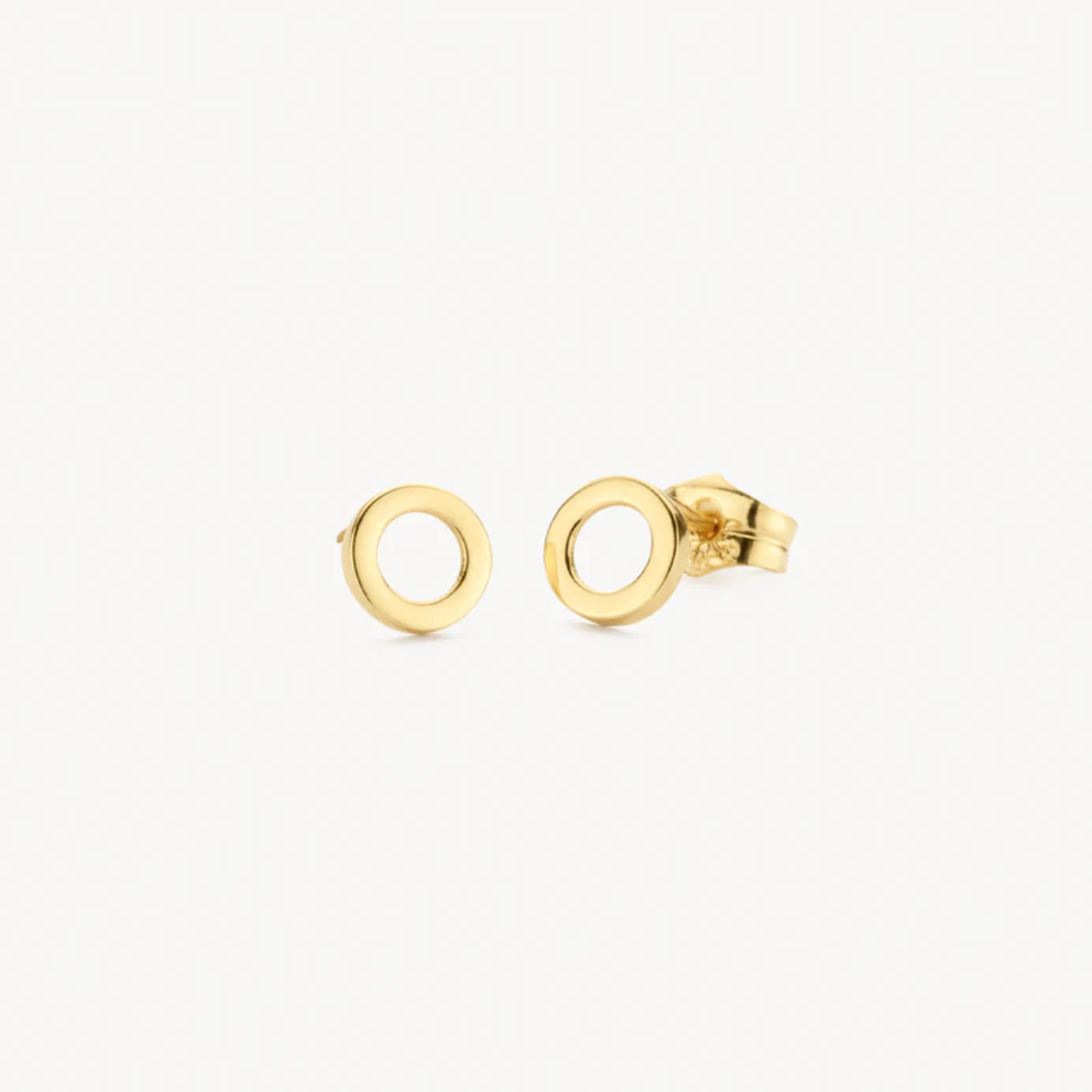Deze 14k geelgouden oorknoppen in de vorm van cirkeltjes vallen op door hun eenvoud. De doorsnede is 5,8 mm en ze sluiten met poussettes. Stijlvol op zichzelf maar ook mooi te combineren met andere oorsieraden uit onze collectie.