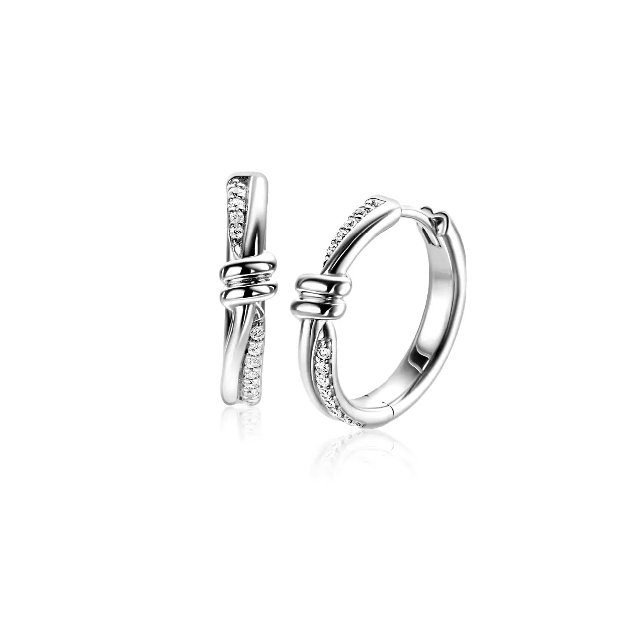 ZINZI zilveren oorringen 19mm met speelse twist en knoop. Bezet met witte zirkonia's. Met luxe en gemakkelijke klapsluiting. Maak je look compleet met de bijpassende ketting en ring voor een chique look! Vervaardigd van eerste gehalte zilver (925) en voorzien van een extra rodiumlaag voor een langdurige glans.