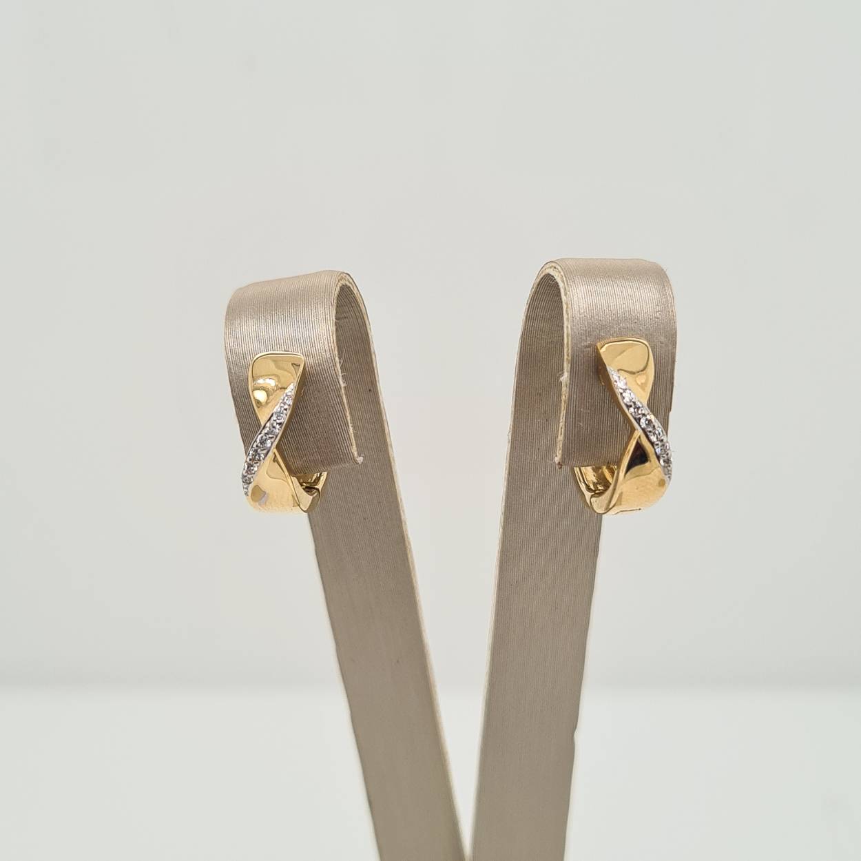 Prachtige 14 karaat gouden oorbellen met diamant, 0.05crt.