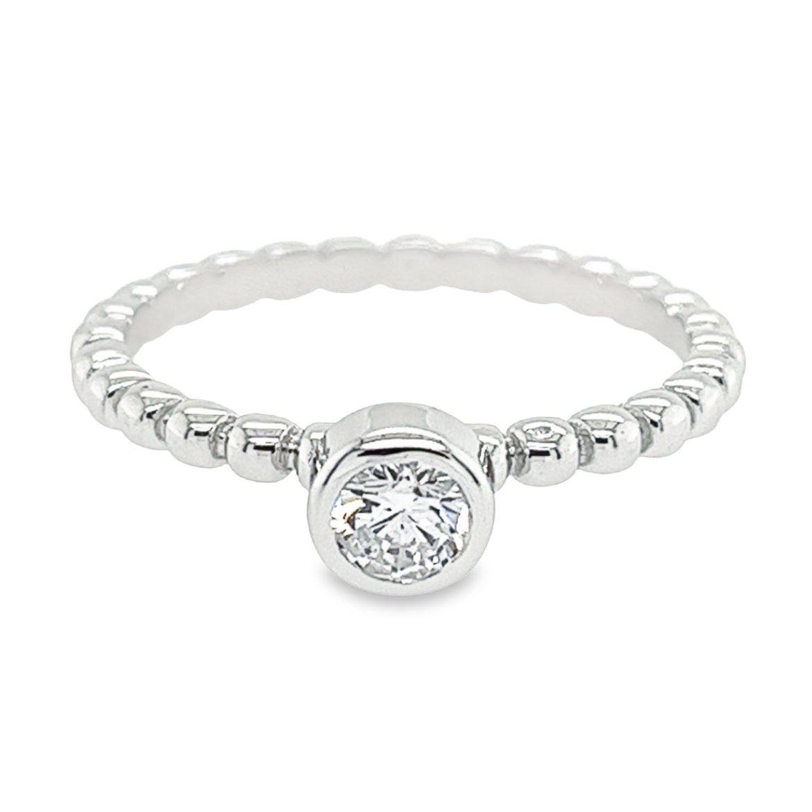 Deze prachtige zilveren ring met gerhodineerde afwerking en bolletjesscheen zal zeker opvallen aan je vinger. Het is een elegante ring voor dames, versierd met een schitterende briljante zirkonia steen. Het is een speciaal item, omdat het is versierd met een prachtige zirkonia, wat het geheel nog opvallender maakt.