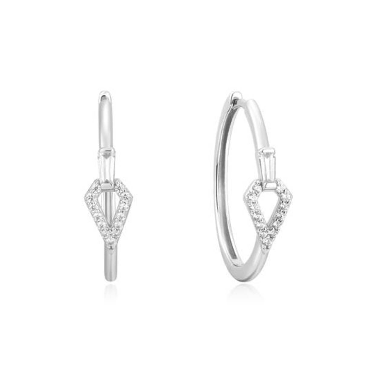 Verfraai je juwelengarderobe met onze briljante hoops. Deze opvallende oorbellen hebben een geometrische holle vorm en zijn afgewerkt met zirkonia s. Ze zijn statement genoeg om solo te dragen of om te combineren met andere studs, hoops en huggies.

HET MERK
Geïnspireerd door de laatste fashion trends is Ania Haie het toonaangevende sieradenmerk voor hoogkwalitatieve maar ook betaalbare zilveren sieraden, zonder op de kwaliteit in te leveren. Iedere collectie is gebaseerd op de laatste catwalktrends, waardoor Ania Haie snel tot hét sieradenmerk voor stijlbewuste consumenten is verkozen. Elk sieraad wordt ontworpen om te combineren met andere sieraden waardoor je je eigen look kunt creëren. Maar ook zijn Ania Haie sieraden opvallend genoeg om op zichzelf te dragen.

SPECIFICATIES
- Ania Haie
- Oorbellen
- Lengte 22mm
- 925 zilver met gold/ rhodium plating
- AH E059-17H