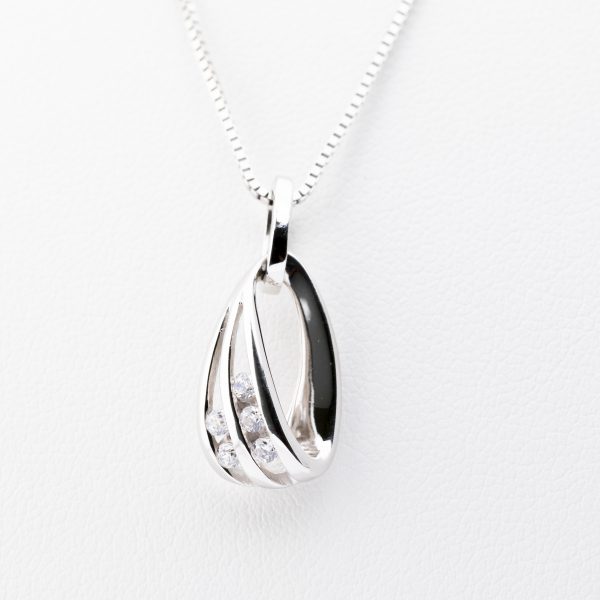 14 karaat witgouden opengewerkte -bolle- fantasie hangertje met 5 zirconia’s gezet. 22mm.