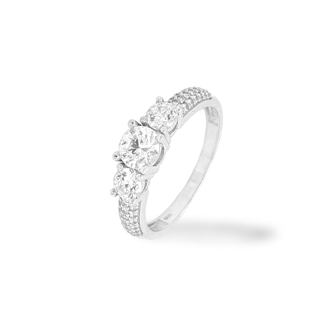 Deze witgouden ring is werkelijk schitterend. De Swarovski zirkonia's zijn briljant gespelen en vrij groot van formaat. Ondanks het feit dat de grote Swarovski zirkonia's groot van formaat zijn heeft deze ring een fijne uitstraling. De ring heeft aan beide kanten naast de grote stenen een rij met kleine Swarovski zirkonia's.