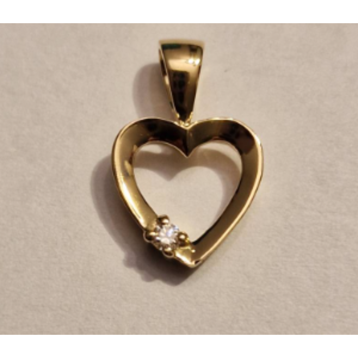 14k geelgouden hart hanger met 1 diamant