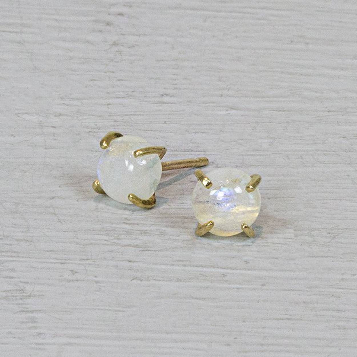 Oorbel gemaakt van verguld zilver en Maansteen. Deze oorbellen zijn gemaakt van de Maansteen met daaromheen verguld zilver. Deze oorbellen zijn ideaal te combineren met de andere sieraden uit de najaarscollectie.