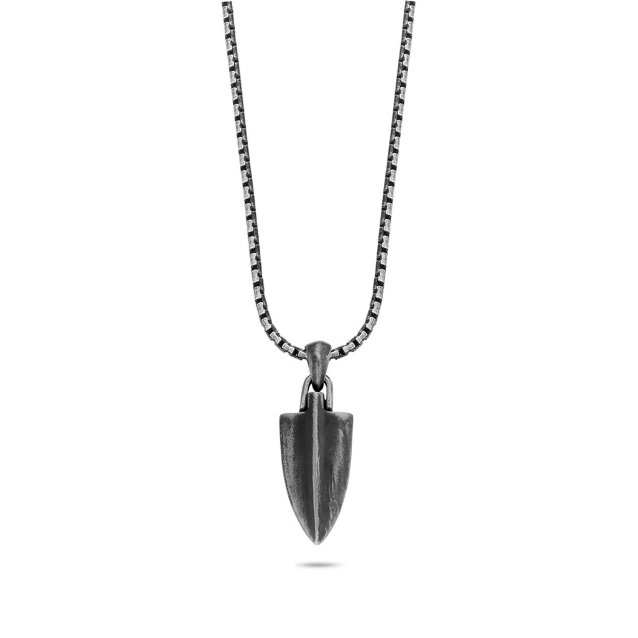 Trendy ketting van staal met een lengte van 60 cm. De ketting van ankerschakel is voorzien van een stalen hanger sluit door middel van een karabijnsluiting. De ketting is verkrijgbaar in verschillende varianten.
Combineer dit collier met andere Frank 1967 sieraden en/of horloge voor een complete look!