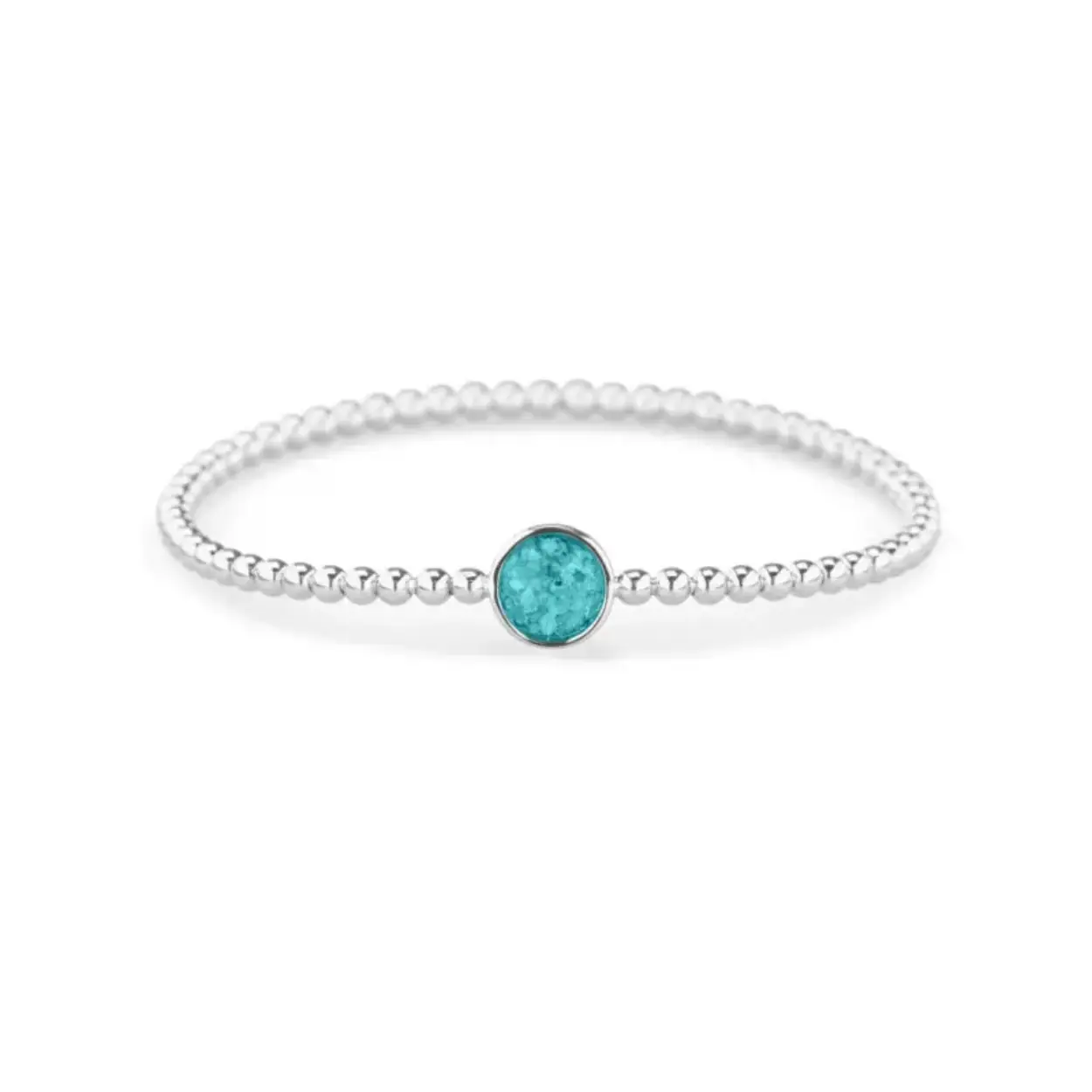 Zilveren bolletjes armband. Deze armband is voorzien van een staaldraad (geen elastiek). De armband moet net over de hand kunnen schuiven om mooi aangesloten aan de pols te kunnen dragen. Dit sieraad wordt zichtbaar aan de voorkant gevuld met as of haar en wordt vermengd met onze speciale hars.