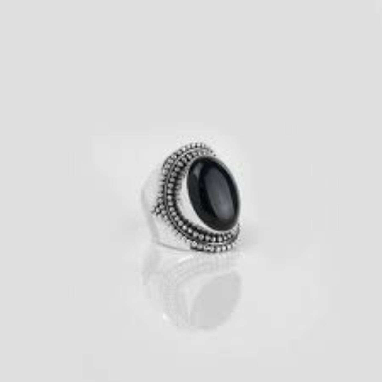 Deze Ymala ring is met veel passie ontworpen door Bas Verdonk en vervaardigd op Bali. De handgemaakte ring bestaat volledig uit 925 zilver met een gezette onyx edelsteen. Deze edelsteen is diepzwart van kleur.