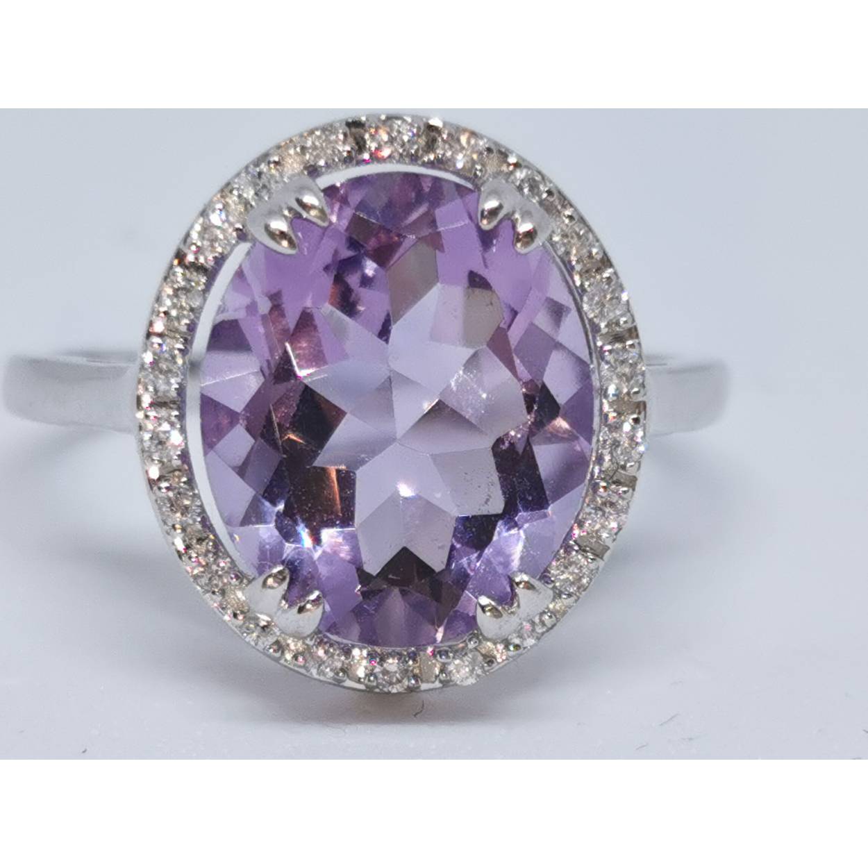 18 karaat wit gouden ring diamant en amethyst
Briljant zuiver 
Amethyst cabochon facet geslepen
Maat 53

PINA-PGD18KB0001
