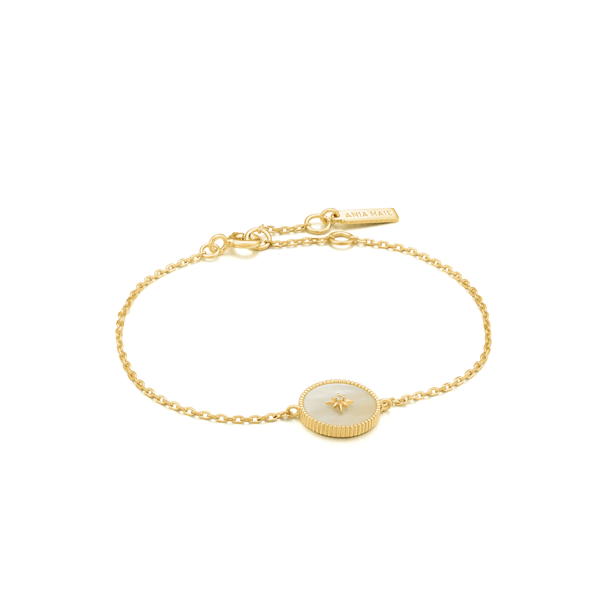 MOTHER OF PEARL EMBLEM BRACELET
Deze Ania Haie armband uit de serie Hidden Gem is 925 zilver gerhodineerd met gold plating. De Hidden Gem serie omarmt de natuur met de turquoise en parelmoeren elementen!

HET MERK
Ania Haie is een trendy london-based sieradenmerk. De sieraden zijn allemaal 925 zilver gerodineerd, 14kt gold plated of 14kt rosegold plated. De sieraden zijn perfect om te combineren, maar opvallend genoeg om op zichzelf te dragen. 

SPECIFICATIES
- Mother of pearl Emblem Bracelet
- Armband
- 925 zilver gerhodineerd met gold plating
- 16,5 - 18,5cm
- AH B022-02G