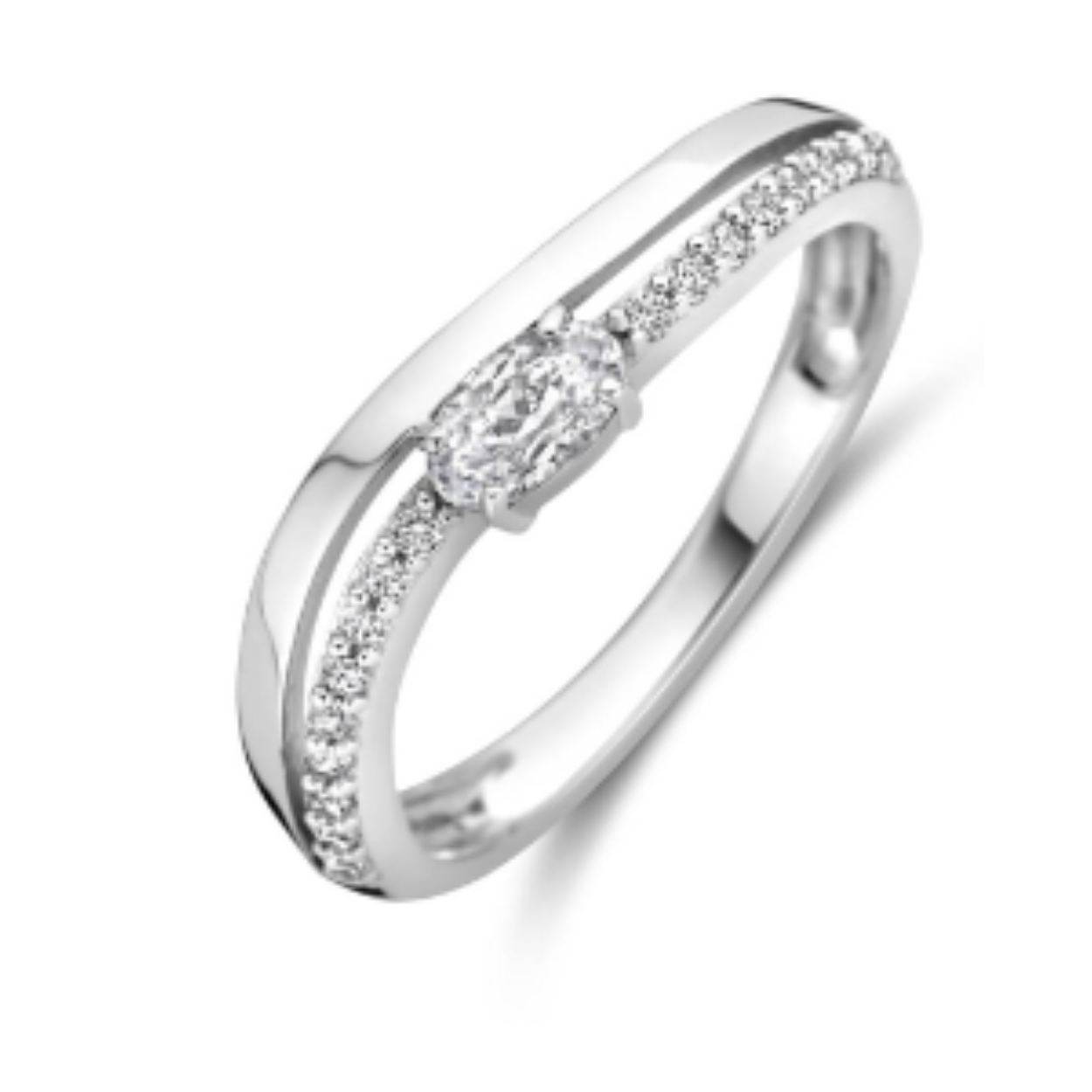 Gerhodineerd 925 zilveren ring uitgevoerd met zirkonia. De ring heeft een breedte van 4.5mm.