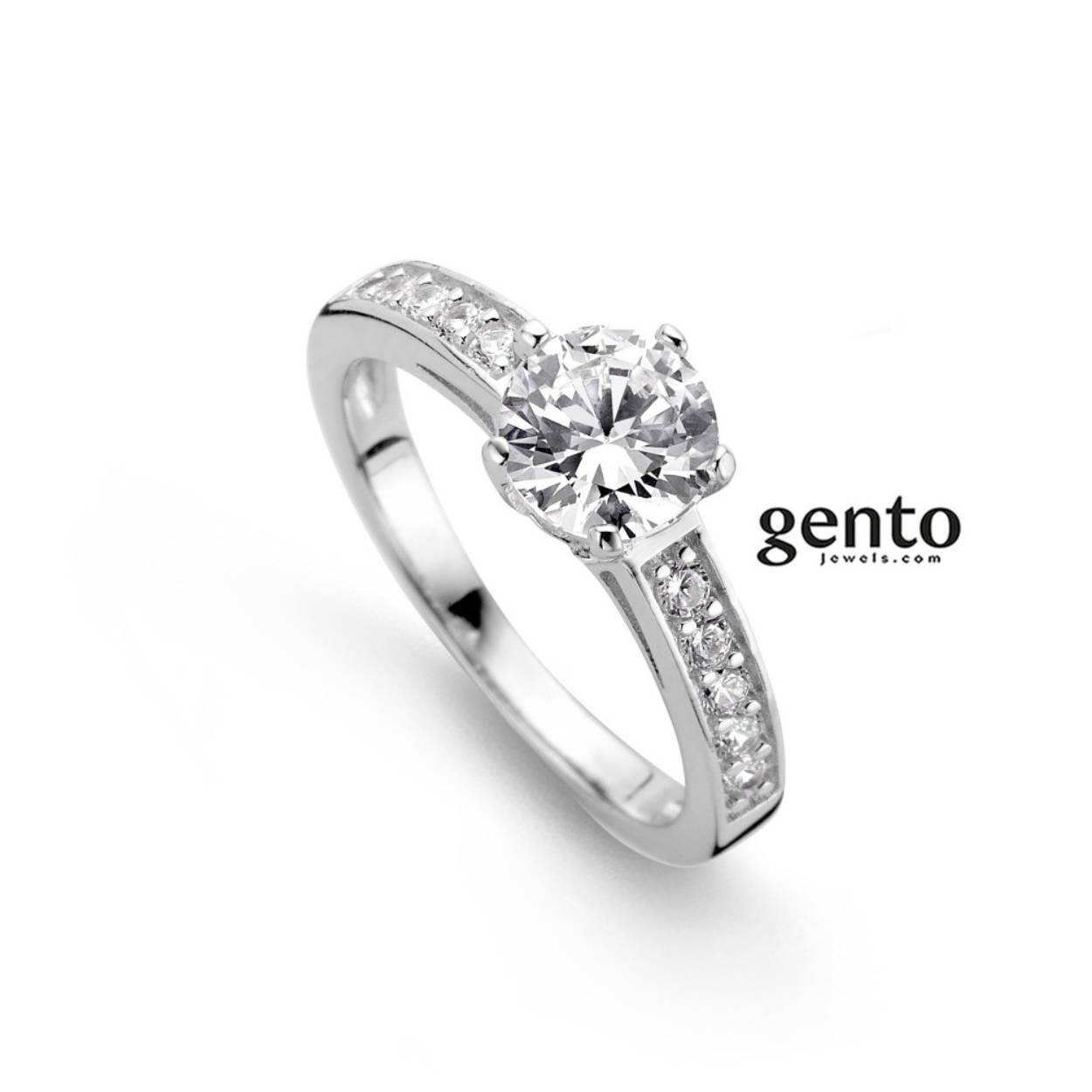 Gento is een Belgisch merk. De Gento zilveren juwelen zijn gemaakt van Sterling zilver 925 met een hoogwaardige rhodium finish. De Gento-juwelen zijn gemaakt van zirkonia van topkwaliteit en zorgen voor een perfecte briljante schittering.  Deze ring met zirconium steentjes is uit de Gento collectie. Deze ring met referentie SR4  is vervaardigd uit zilver 925.