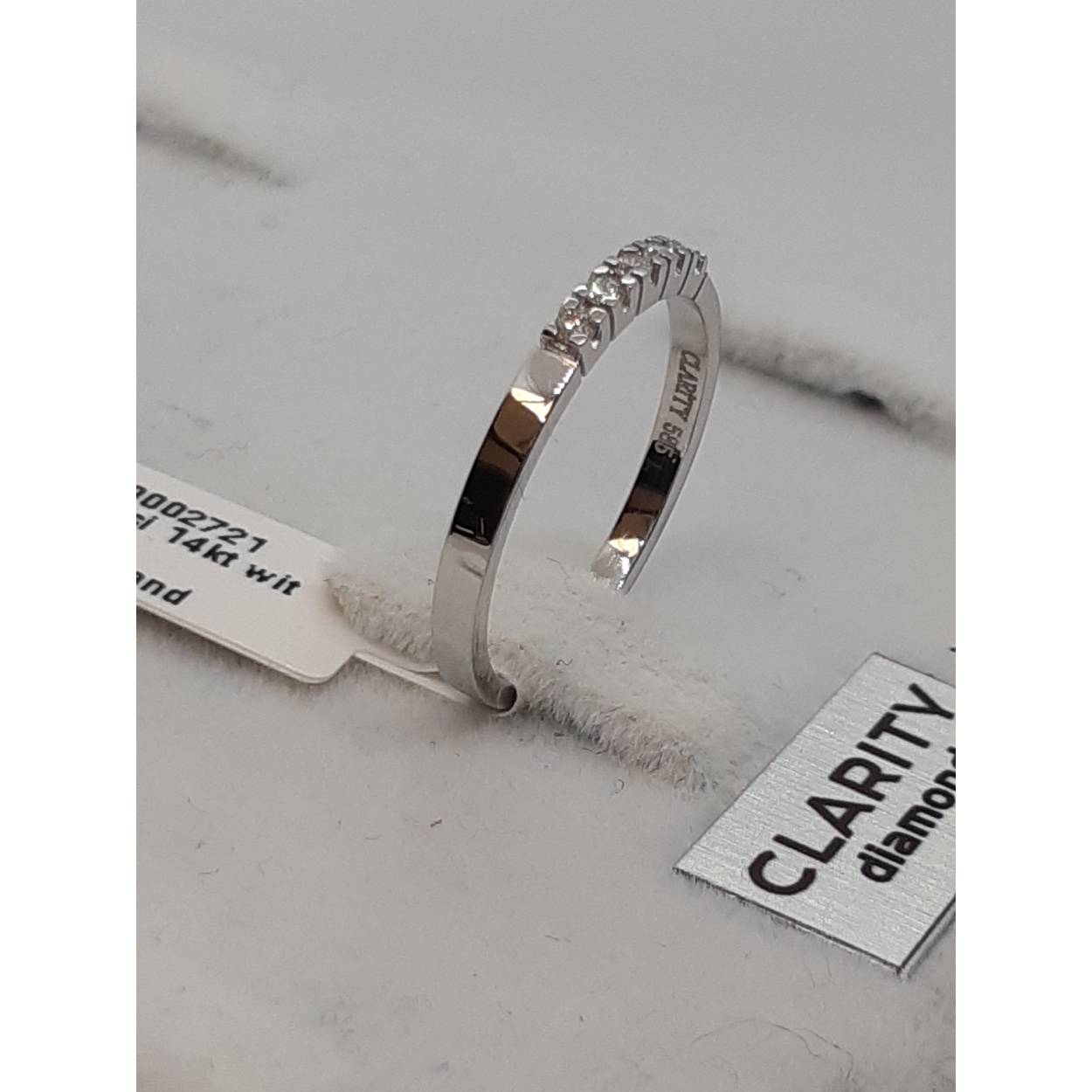 De Diamanten Verlovingsring, modelnummer BREA-0002721, is een prachtig juweel met een gouden ring en een glanzende afwerking. Het heeft vijf diamanten van 0,1 karaat (SI1, ronde slijp en F kleur) en is gemaakt van 14-karaats wit goud. Draagmaat 54. Ideaal om te dragen bij speciale gelegenheden voor een elegante uitstraling.