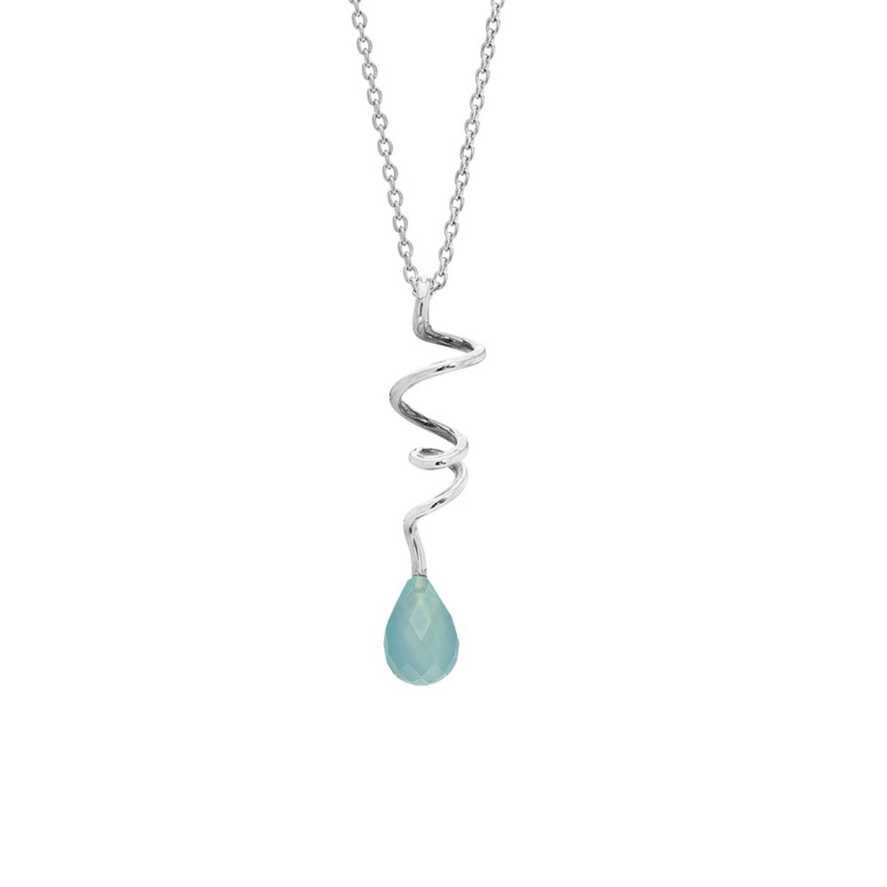 Deze sterling zilveren ketting kan gedragen worden op 42 en 45 cm. Aan deze zilveren ketting hangt een mooie hanger waar onderaan een 10 x 7 mm gefacetteerde chalcedoon.
Rabinovich sieraden kenmerken zich door de prachtige eenvoudige en stijlvolle ontwerpen. 

 Let op: Deze zuivere, natuurlijke materialen zijn volstrekt uniek. Ze verschillen in kleur en hebben unieke insluitsels en kenmerken 
waaraan hun ouderdom en natuurlijke schoonheid te zien zijn.

Het Deense sieradenmerk Rabinovich is een onderscheidt zich door gebruik te maken van echte edelstenen in combinatie met zilver, verguld zilver en zilver met gouden elementen. Daarbij wordt er gebruik gemaakt van strakke en ronde vormen en verschillende kleuren parels en stenen. Het zilver wordt op dusdanige manieren gebruikt dat het niet alleen de bekende glanzende zilverkleur heeft, er wordt ook veelvuldig gebruik gemaakt van geoxideerd zilver wat de prachtige vaak wat wat meer matte zwart zilveren kleur oplevert. De passie van Rabinovich? Dromen vastleggen, gedachten te grijpen en beide omzetten in mooie en vrouwelijke sieraden. Let op: Deze zuivere, natuurlijke materialen zijn volstrekt uniek. Ze verschillen in kleur en hebben unieke insluitsels en kenmerken waaraan hun ouderdom en natuurlijke schoonheid te zien zijn.