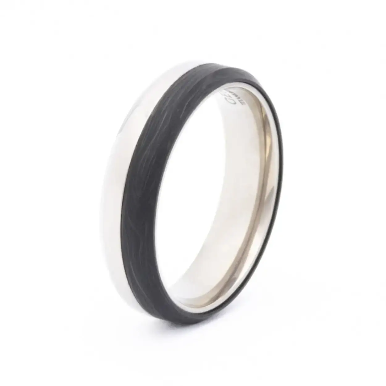 De sieraden van Gemini zijn ontworpen voor mannen en vrouwen  die een statement willen maken. Ze stralen kracht en stijl uit. Met hun opvallende ontwerpen en robuuste materialen zoals titanium en carbon zijn ze de perfecte aanvulling op elke outfit. Daarnaast maakt Gemini veel gebruik van natuursteen, waardoor elk sieraad een uniek karakter heeft.