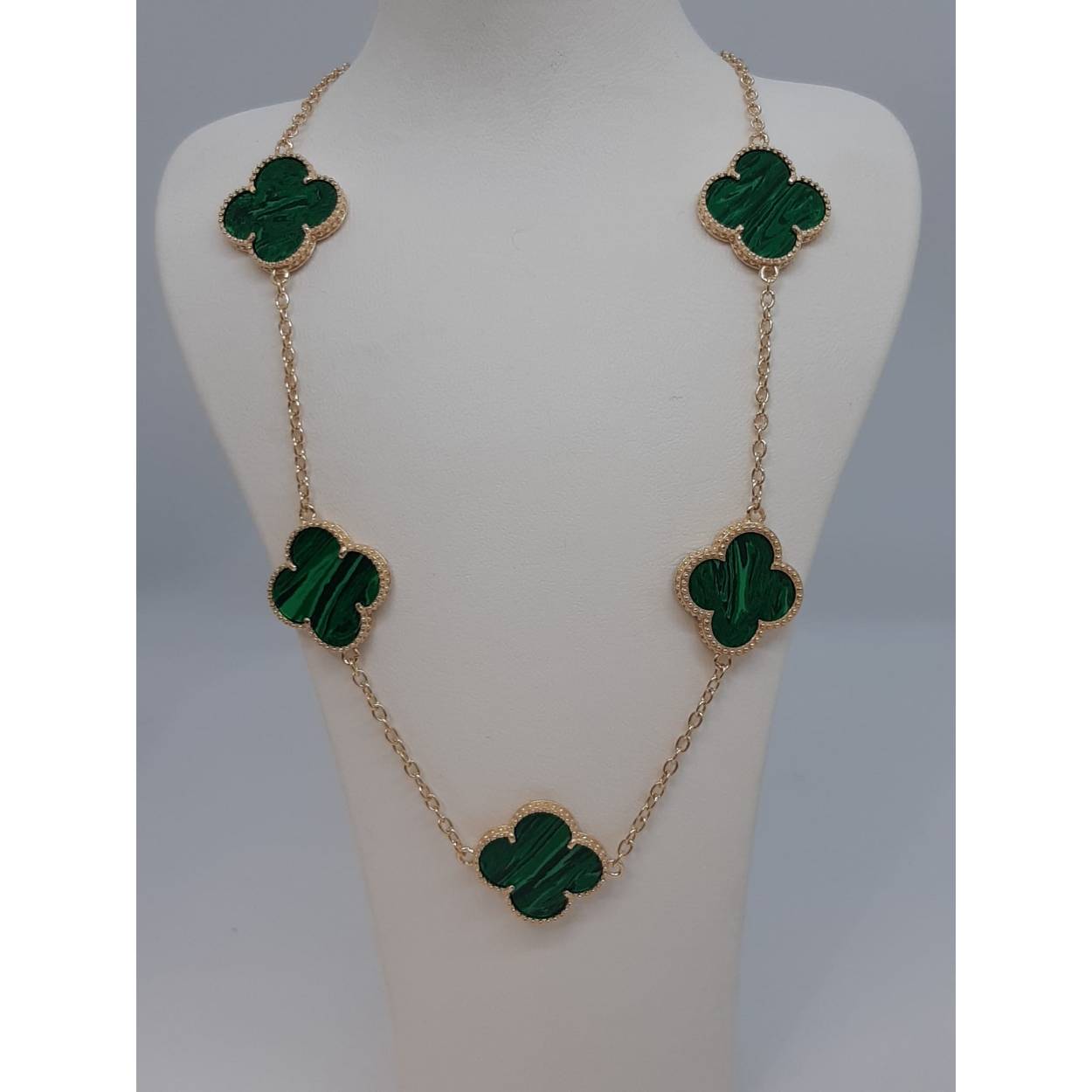 De zilveren 925 ketting met modelnummer BREA-0002078 is een elegante aanvulling voor elke sieradencollectie. Gemaakt van 925 sterling zilver, heeft deze glanzende witte ketting een sierlijke lengte van 46 cm. Perfect voor zowel casual als formele gelegenheden. Combineer met andere zilveren sieraden voor een verfijnde look. Voeg een vleugje elegantie toe aan elke outfit!