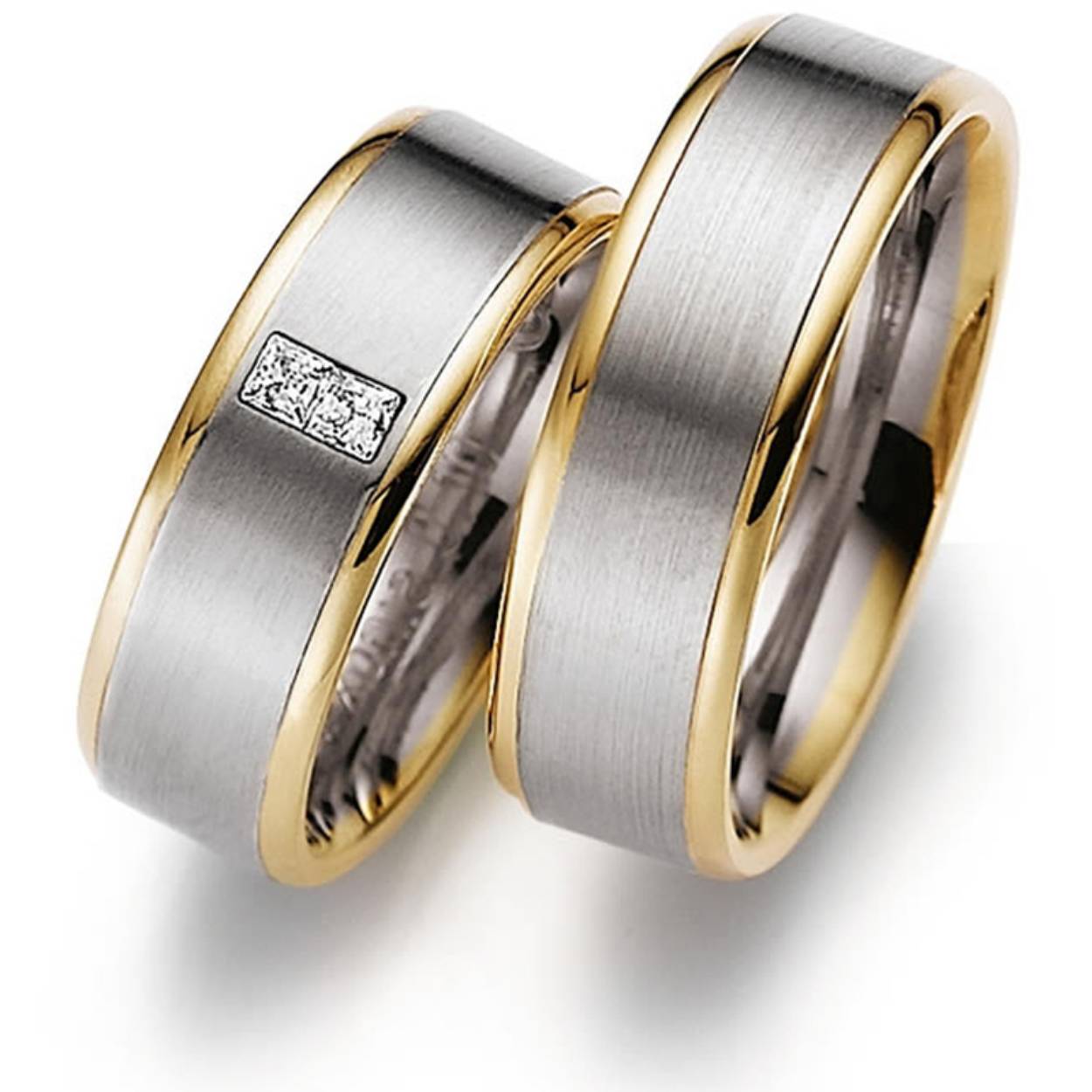 14 karaat bicolor trouwringen G/W/G, 7mm. De damesring is gezet met 2 keer een 0.05 crt princess
Prijs is op aanvraag