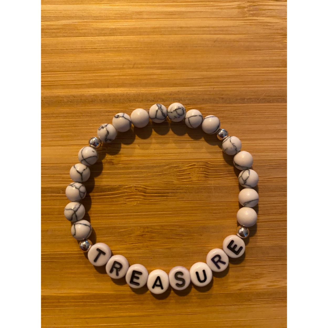 Lief armbandje met positieve tekst.Howlite en zilveren ballen. 
Dit geschenkje is belangrijk voor jezelf om jezelf eraan te herinneren dat je belangrijk bent. Je wordt blij als je het krijgt en even blij als je het weggeeft.
Armband kan op aanvraag met elke positieve tekst gemaakt worden( max 7 letters)