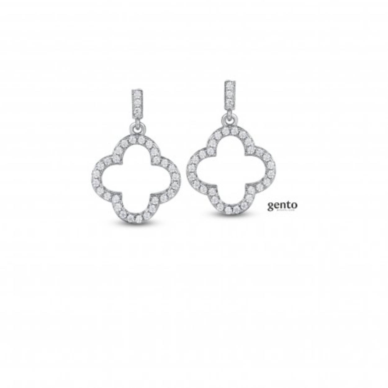 Zilveren oorstekers met zirkonium steentjes van Gento
Bijhorende collier ook verkrijgbaar