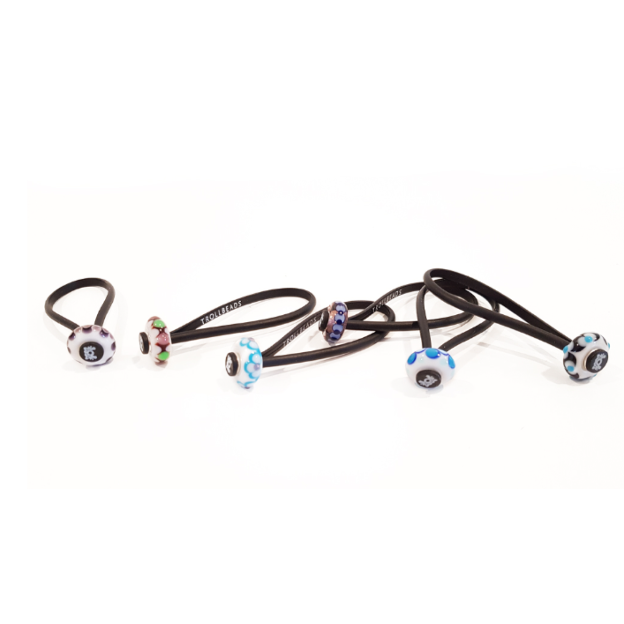 De Universal Uniques zijn, zoals je gewend bent van Uniques, allemaal verschillend, Dus laat je verrassen welke kraal je krijgt! Omdat Universal Uniques een grotere zilveren kern hebben dan de reguliere Trollbeads kralen passen alleen deze kralen dubbel op de sleutelhanger.