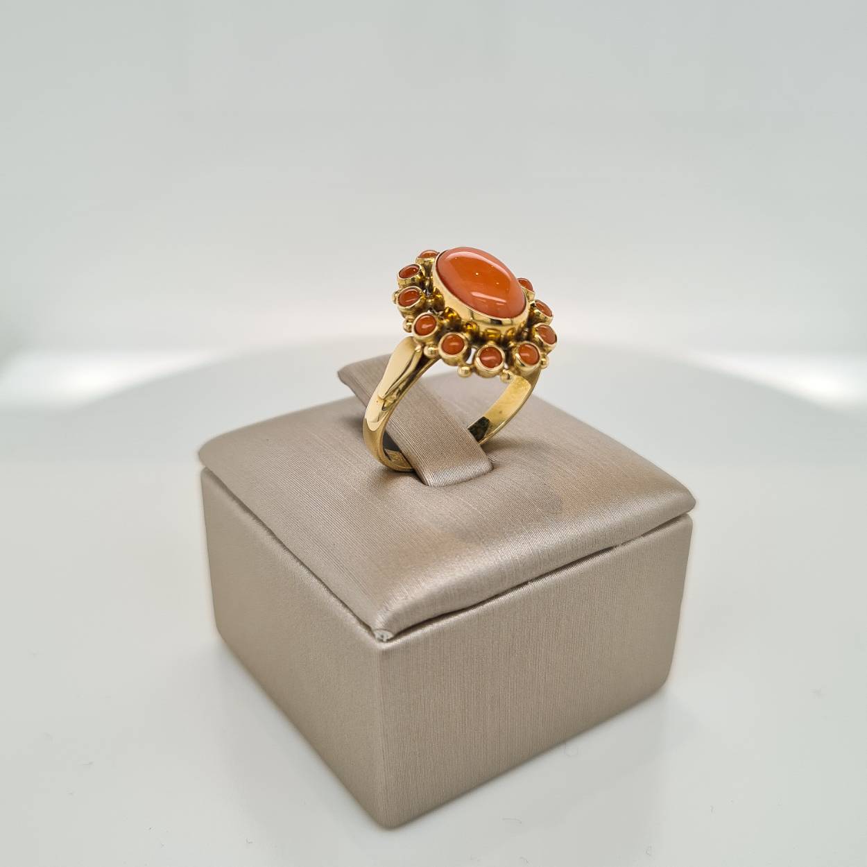 Ring 14 karaat goud gezet met echte bloedkoralen. De ring is in maat 16.5.