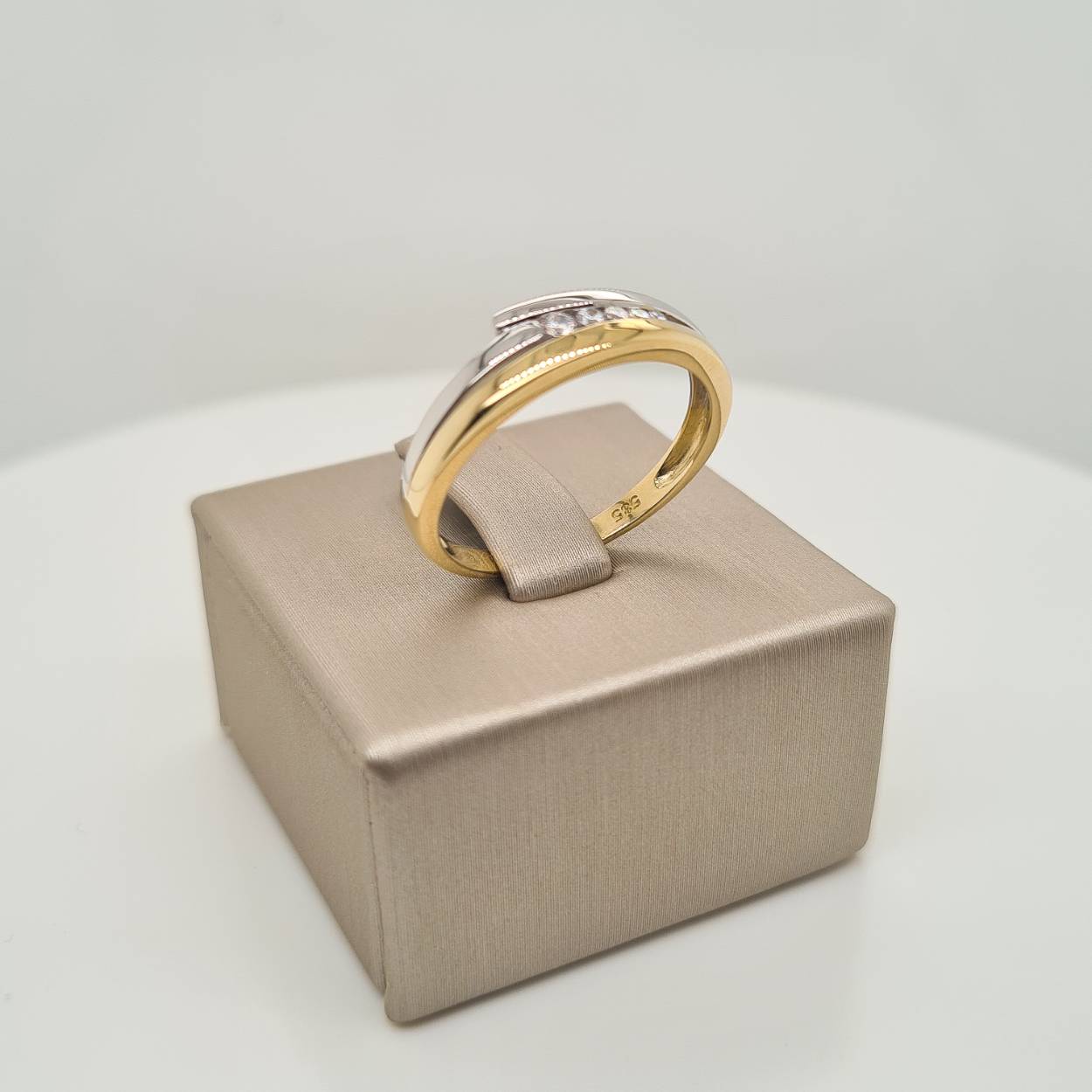 14krt bicolor wit- en geelgouden ring met zirkonia.

De maat van de ring is 58 (18,5). Heeft u een andere maat, neem dan gerust contact met ons op.