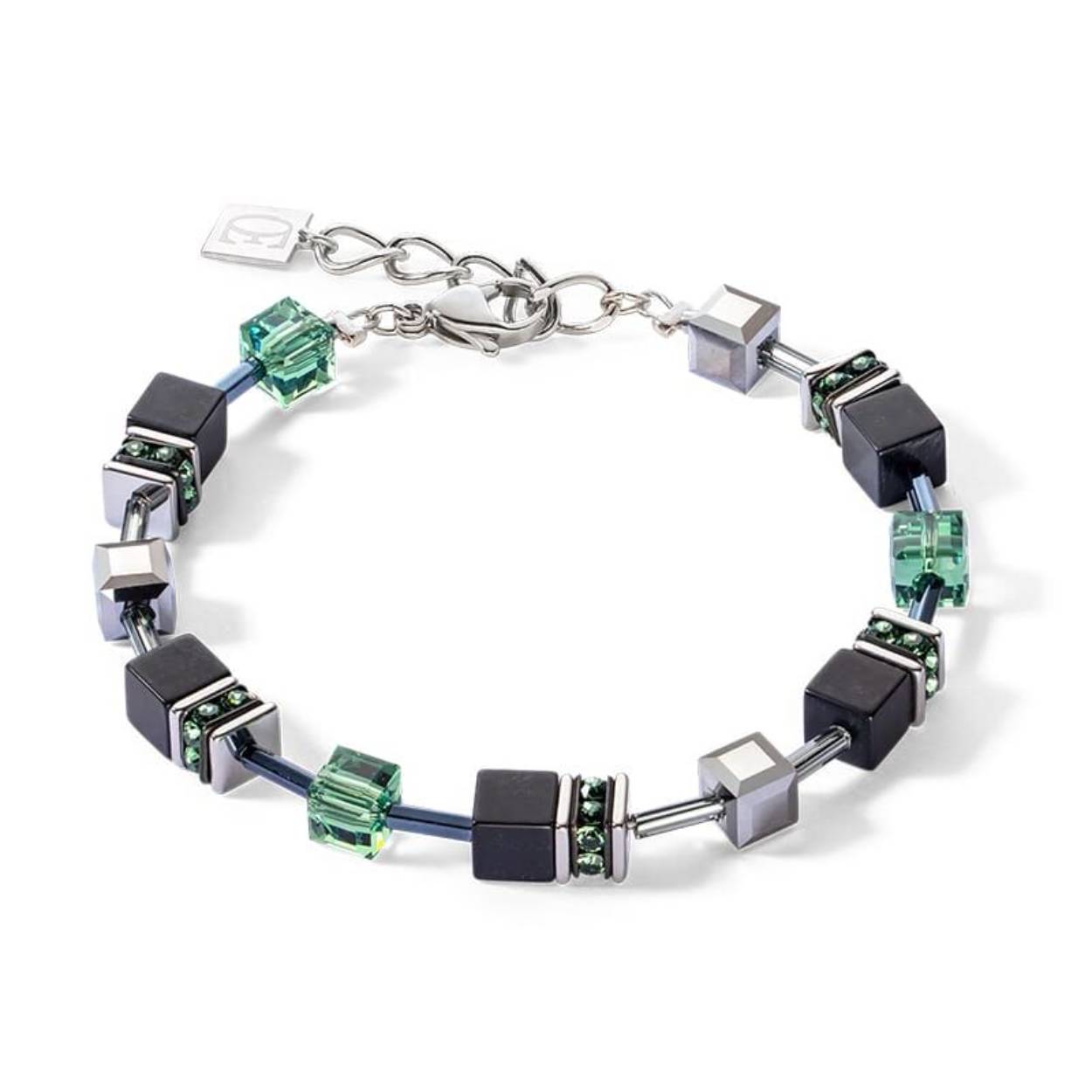 Dit Iconic Precious Onyx zilver salie groen armband uit de collectie van Coeur de Lion met het bekende kubusontwerp heeft een elegante kleurstelling en is handgemaakt in de studio van Coeur de Lion in Duitsland