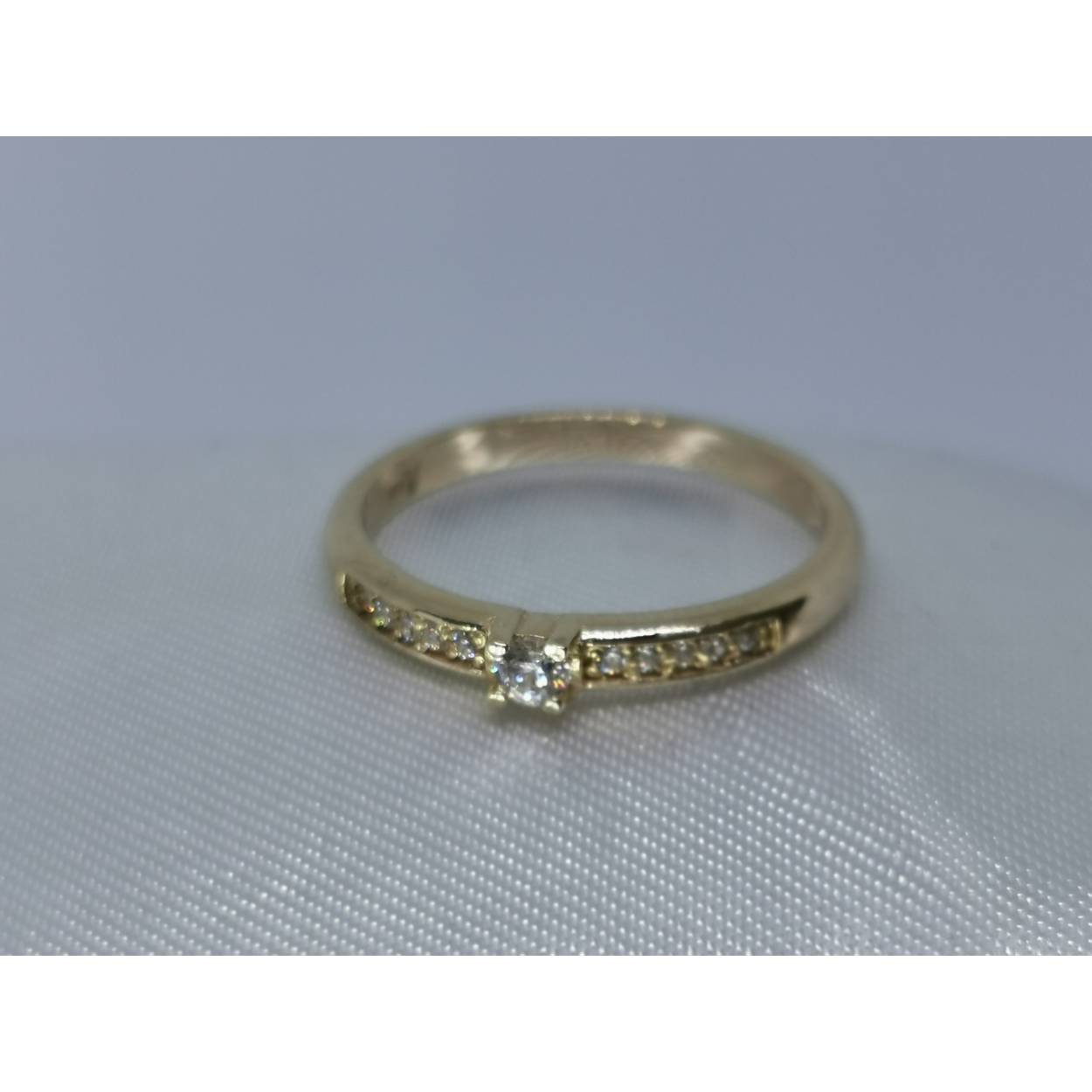 14 Karaat geel gouden ring, solitaire zirkonia gezet in klauw zetting met op de rug zirkonia's in pavezetting. Alle zirkonia's zijn briljant geslepen.

Deze ring is ook leverbaar met briljant geslepen diamanten, zie artikel EBRD0026.

Deze ring is alle maten leverbaar. U kan bij het afrekenen, bij het kopje opmerkingen vermelden welke maat u wenst.