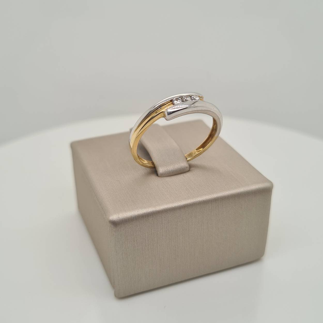 Prachtige 14krt bicolor gouden ring met zirkonia.

Deze ring is maat 55, heeft u interesse in een andere maat? Neem dan contact met ons op