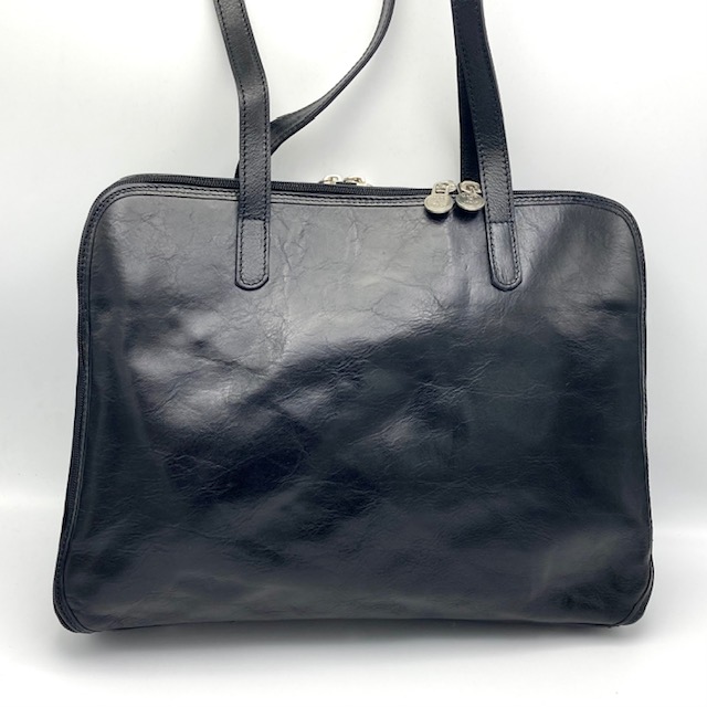 Schouder/werktas voorzien van 3 compartimenten waarvan twee afsluitbaar zijn met een rits en 1 met blinde sluiting, voorzien van sleutelhanger, pennenvakken en telefoonvak. De afmeting is 31 x 39 x 9	Wilt u een laptop meenemen dat kan let dan erop dat deze niet groter is dan <15.6 inch. Deze tas is gemaakt in Italië van 100% generfd leer.
