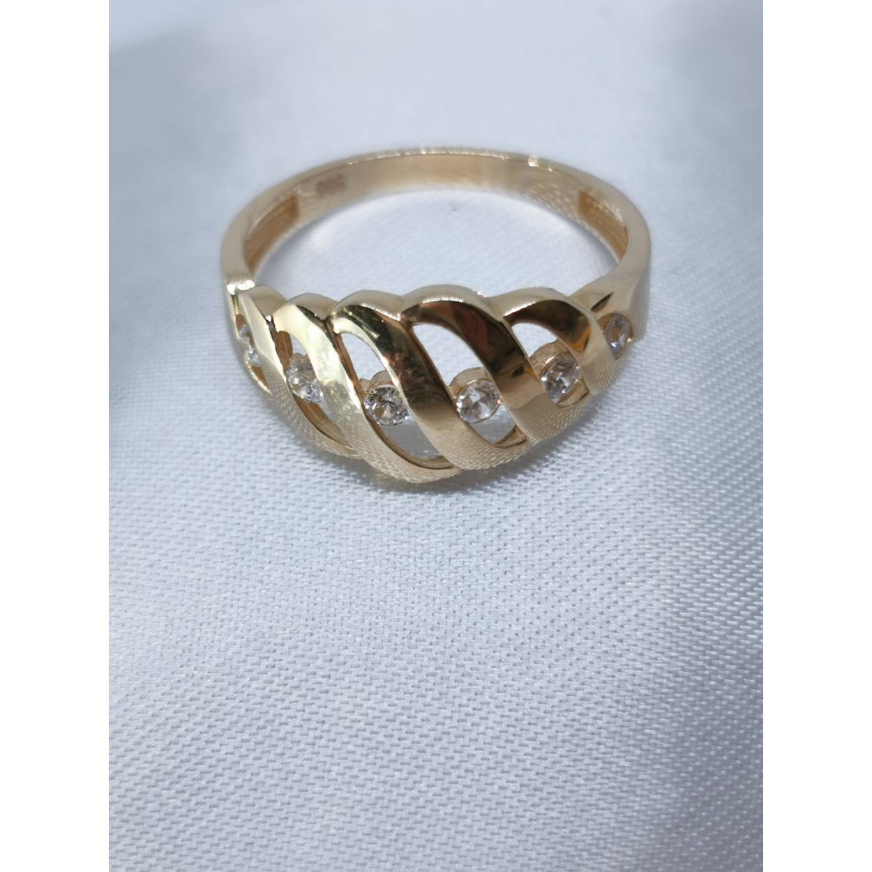 14 karaat geel gouden fantasie ring zes kleine briljant geslepen zirkonia.