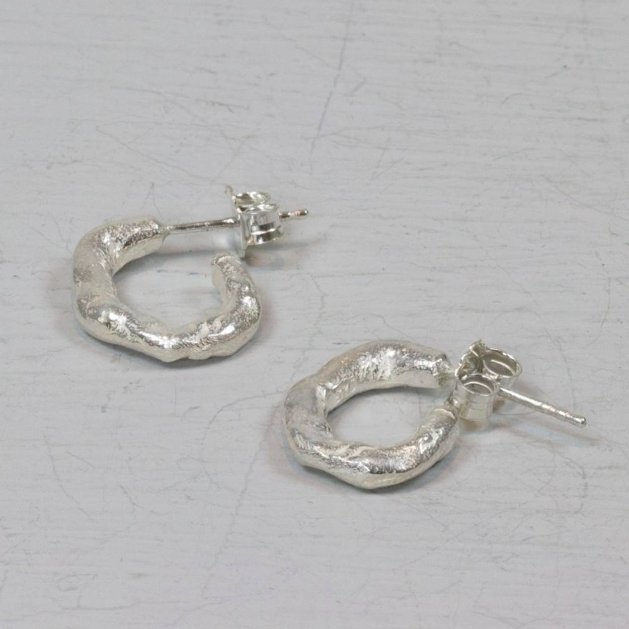 Deze Jéh Jewels oorstekers zijn gemaakt van 925 sterling zilver in de vorm van een kleine organische lus.