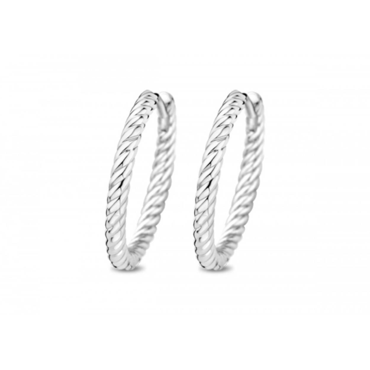 Moments biedt een basis zilveren sieradencollectie. De collectie bestaat uit tijdloze sieraden met fashion twist, de sieraden zijn draagbaar voor elk moment van de dag. Alle sieraden zijn vervaardigd van de hoogste kwaliteit sterling zilver en alle zirkonia stenen zijn met de hand gezet. Mooie oorringen van Moments met artikelnummer 72771AW. De oorringen zijn van gerhodineerd zilver en hebben een scharnier waardoor ze gemakkelijk in en uit te doen zijn. Het is leuk om deze oorringen te combineren met andere sieraden van Moments.