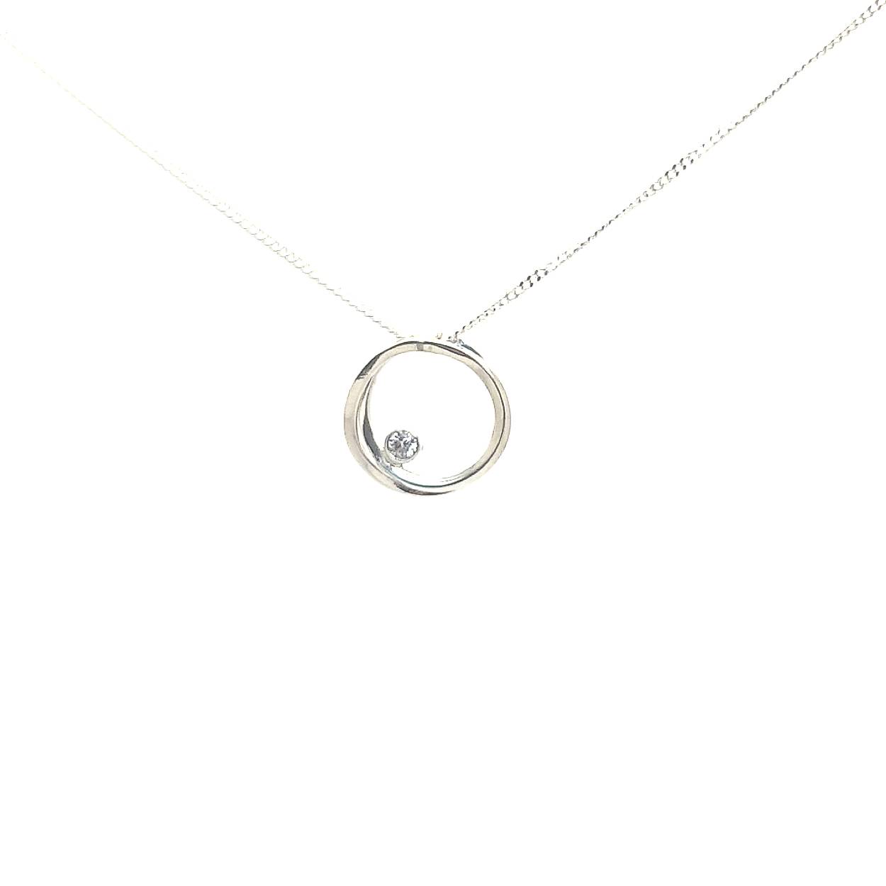 Oneindige hanger. De sierlijke hanger ligt niet vlak op de huid waardoor er altijd beweging is als je haar draagt. Dit geeft een extra speels effect aan de subtiele hanger.

Deze hanger wordt los verkocht of wil je er een bijpassende ketting/spang van zilver bij bestellen?

Maak een afspraak en kom deze sierlijke hanger eens passen! Of bestel haar gelijk, dan sturen we deze mooi verpakt naar je toe