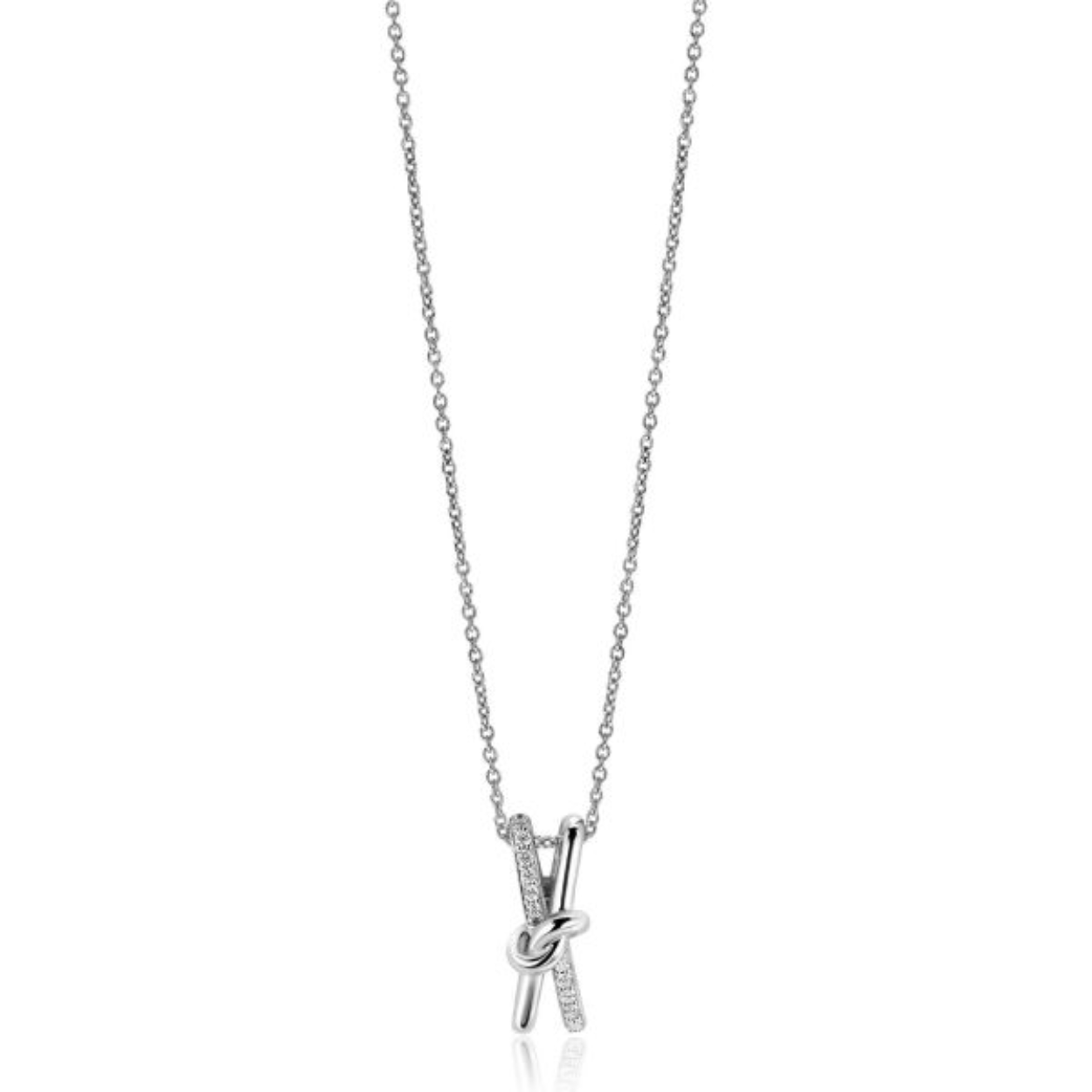 ZINZI zilveren anker ketting 45cm met schitterende cross-over hanger 19mm met knoop. Waarbij één baan is bezet met witte zirconia's. Deze ketting hangt stijlvol kort om de hals. Vervaardigd van eerste gehalte zilver (925) en voorzien van een extra rodiumlaag voor een langdurige glans.