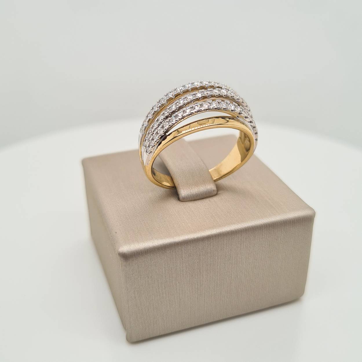 Prachtige 14krt gouden ring met diamanten 0,56crt H Si.

Deze ring is maat 55 (17,5), heeft u interesse in een andere maat? Neem dan contact met ons op.