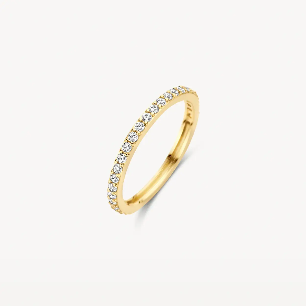 Deze stijlvolle 14k geelgouden ring is bijna helemaal rondom bezet met schitterende zirkonia’s in pavé-zetting. De band heeft een doorsnede van 1,9 mm. De ring is prachtig op zichzelf, maar ook mooi te combineren met oorringen 7306YZI uit onze collectie.