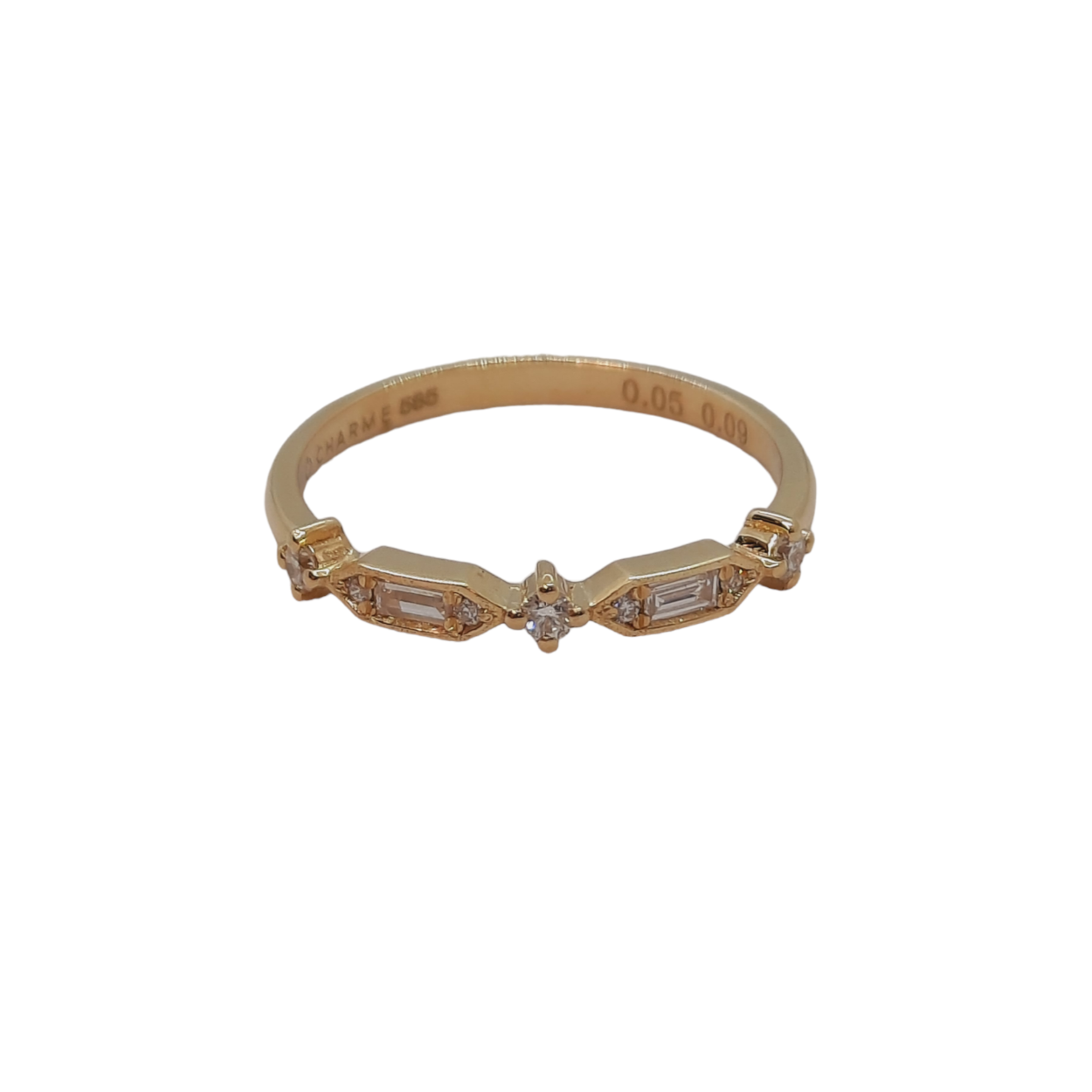 De diamant ring model BREA-0003055, ongeacht het merk, heeft een 14-karaats gouden materiaal met een elegante glans. Voorzien van diamanten van 0.05 en 0.09 karaat in SI1 zuiverheid en F kleur. Perfect voor dagelijks gebruik of speciale gelegenheden. Draag het met elke outfit voor een verfijnde en glanzende look. Juweelmaat: 54.