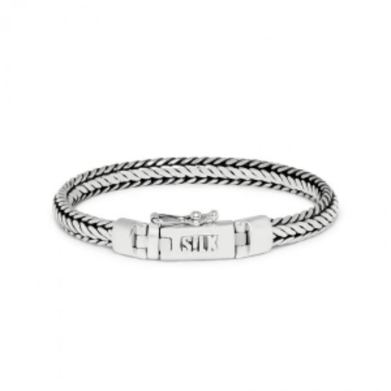 De Zipp collection 345 armband van SILK is een zeer mooi smal en fijn zilveren Balinees gevlochten armbandje. De armband heeft een in elkaar geweven structuur waardoor de armband mooi rond om de pols valt. Het armbandje combineert perfect met een Zipp collection ring. De armband wordt in een mooie luxe geschenkverpakking verpakt.