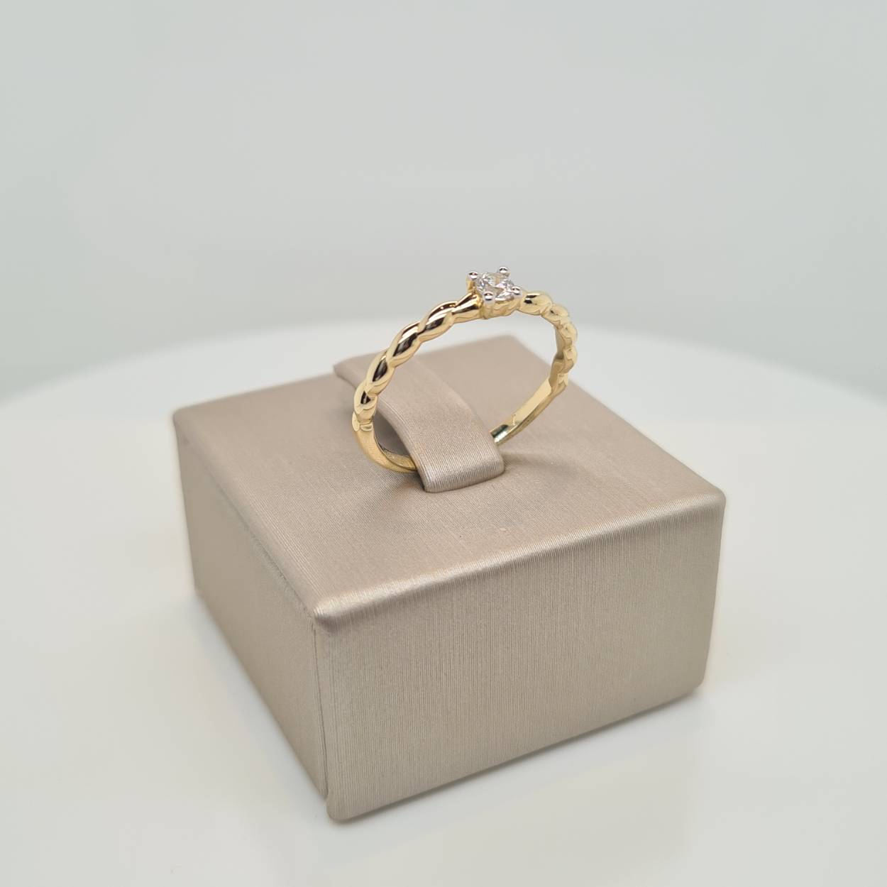Prachtige 14krt gouden ring met zirkonia.

Deze ring is maat 50 (16), heeft u interesse in een andere maat? Neem dan contact met ons op