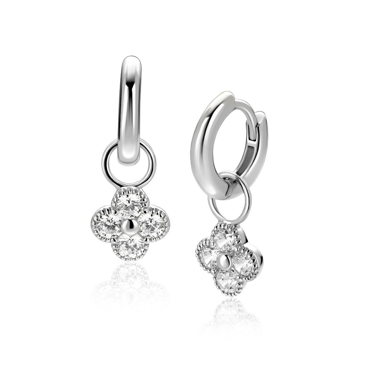 ZINZI zilveren oorbedels met klavers bezet met witte zirkonia's. De klavers zijn 8mm groot. De oorbedels zijn vervaardigd van eerste gehalte zilver (925) en extra gerodineerd. Oorbedels zijn zonder oorringen geprijsd.