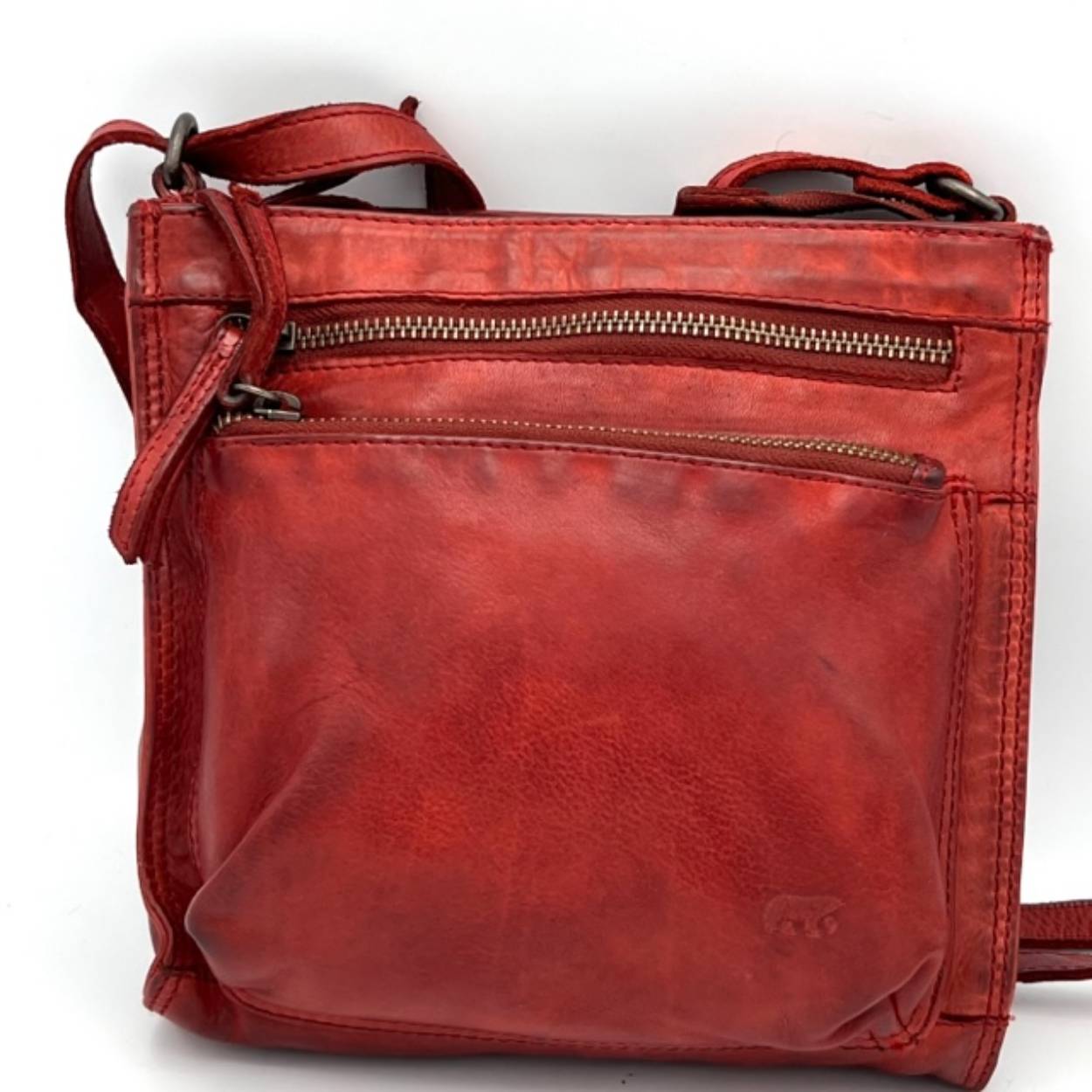 Deze prachtige leren tas heeft een verstelbare schouderband. Ook heeft het meerdere ruime vakken twee aan de voorkant en één aan de achterkant. In de tas zelf zit ook een handig vak voor uw pasjes. afmetingen: hoogte 22cm x breedte 21cm x diepte 8cm