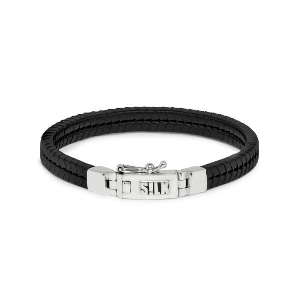 Deze leren Silk armband behoort tot de Chevron collectie.
De maat van deze armband is 21cm.

Deze fijn gevlochten lederen SILK armband met zilveren sluiting is gemaakt van zacht lamsleer wat maakt dat de armband soepel om de pols valt en daardoor tevens erg prettig draagt. Deze lederen armband combineert goed met een zilveren ring of zilveren armband om je look compleet te maken. De met de hand gevlochten armband sluit middels een stevig SILK bakslot. Alle SILK sieraden zijn massief en handgemaakt uit 925 sterling zilver.

Maak deze armband persoonlijk met een gravure. Neem voor de mogelijkheden contact met ons op.