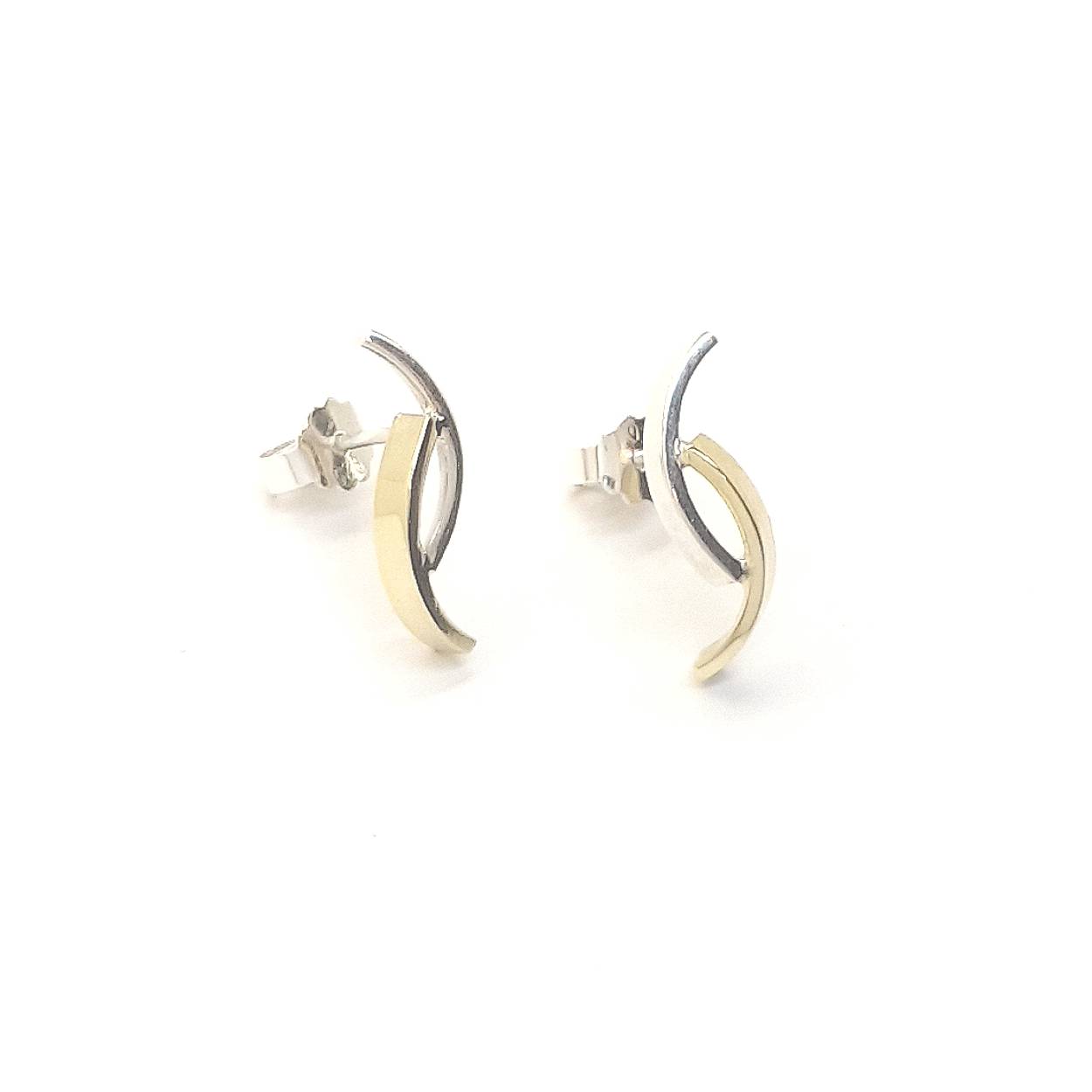 De oorstekers zijn opgebouwd uit 2 delen. Een gouden boog en een zilveren boog die samen een worden. De combinatie tussen goud en zilver is de perfecte balans om al jouw eigen sieraden te matchen.
Maak een afspraak en kom deze oorbellen eens passen! Of bestel ze gelijk, dan sturen we deze mooi verpakt naar je toe.