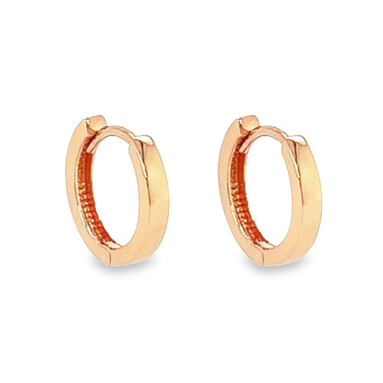 Deze 14-karaats rosé gouden klapoorringen zijn volledig glad gepolijst en zijn hiermee een echte klassieker onder de sieraden. Deze oorringen zijn perfect voor liefhebbers van rosé goud.